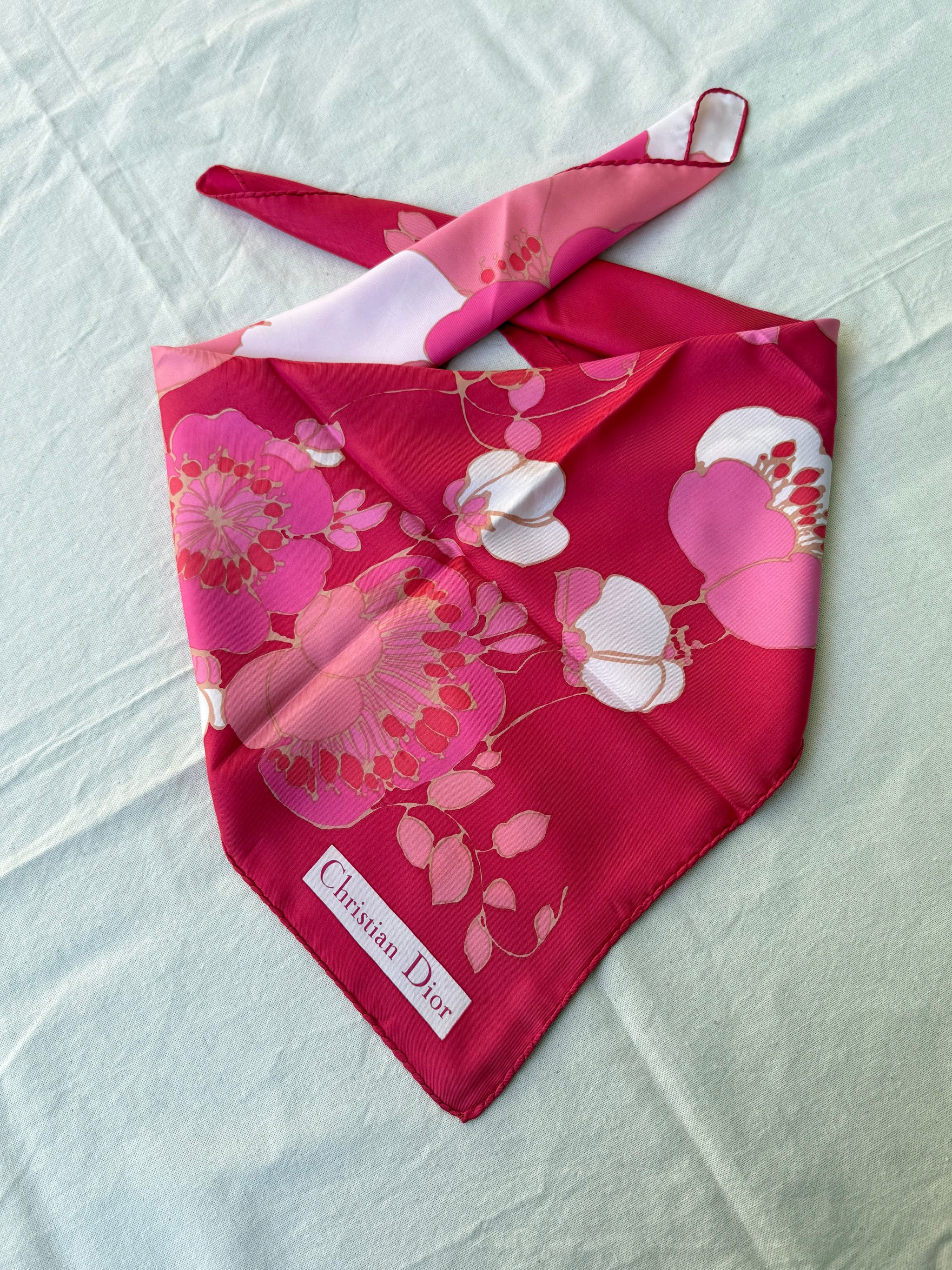 Foulard Christian Dior – Modèle fleurs fuchsia
