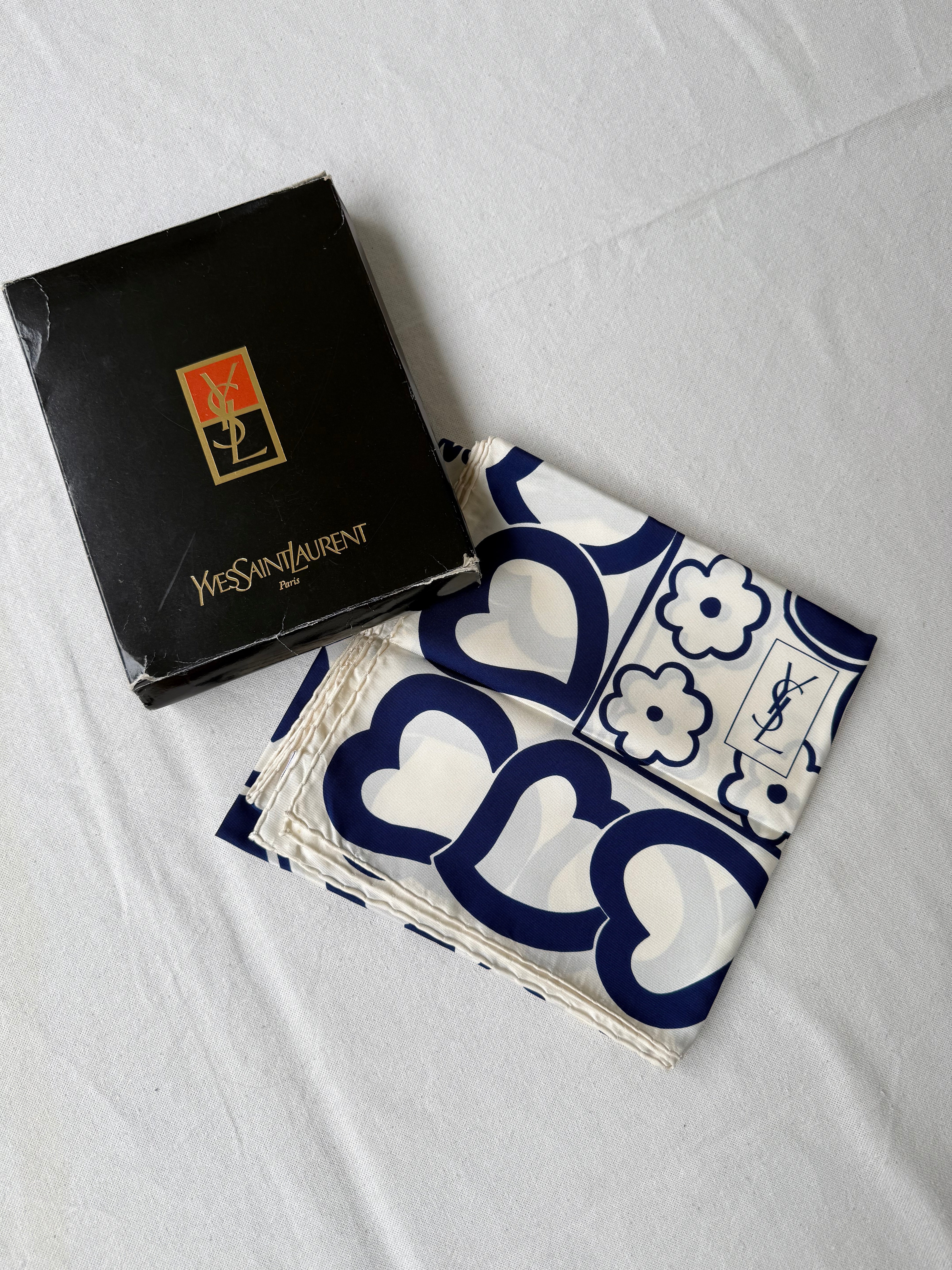 Foulard Yves Saint Laurent – Cœurs et fleurs