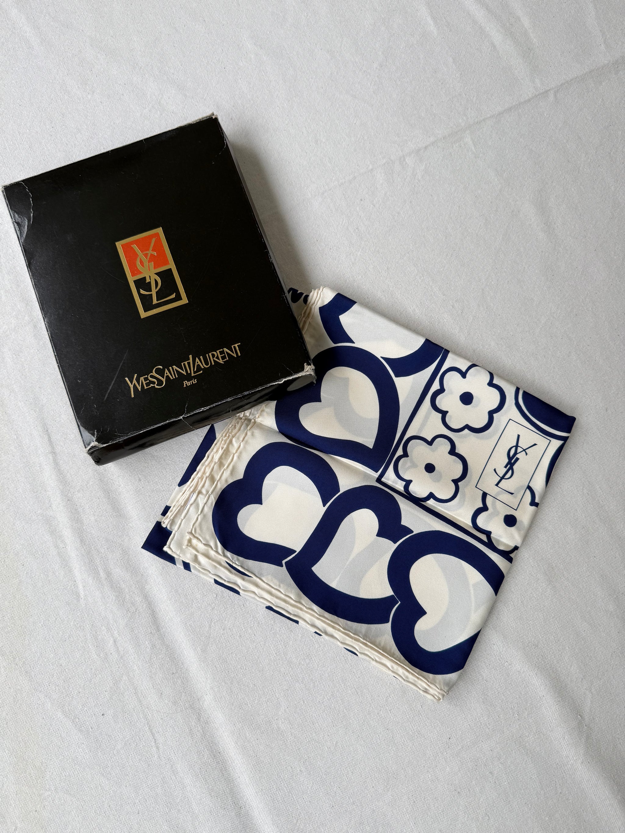 Foulard Yves Saint Laurent – Cœurs et fleurs