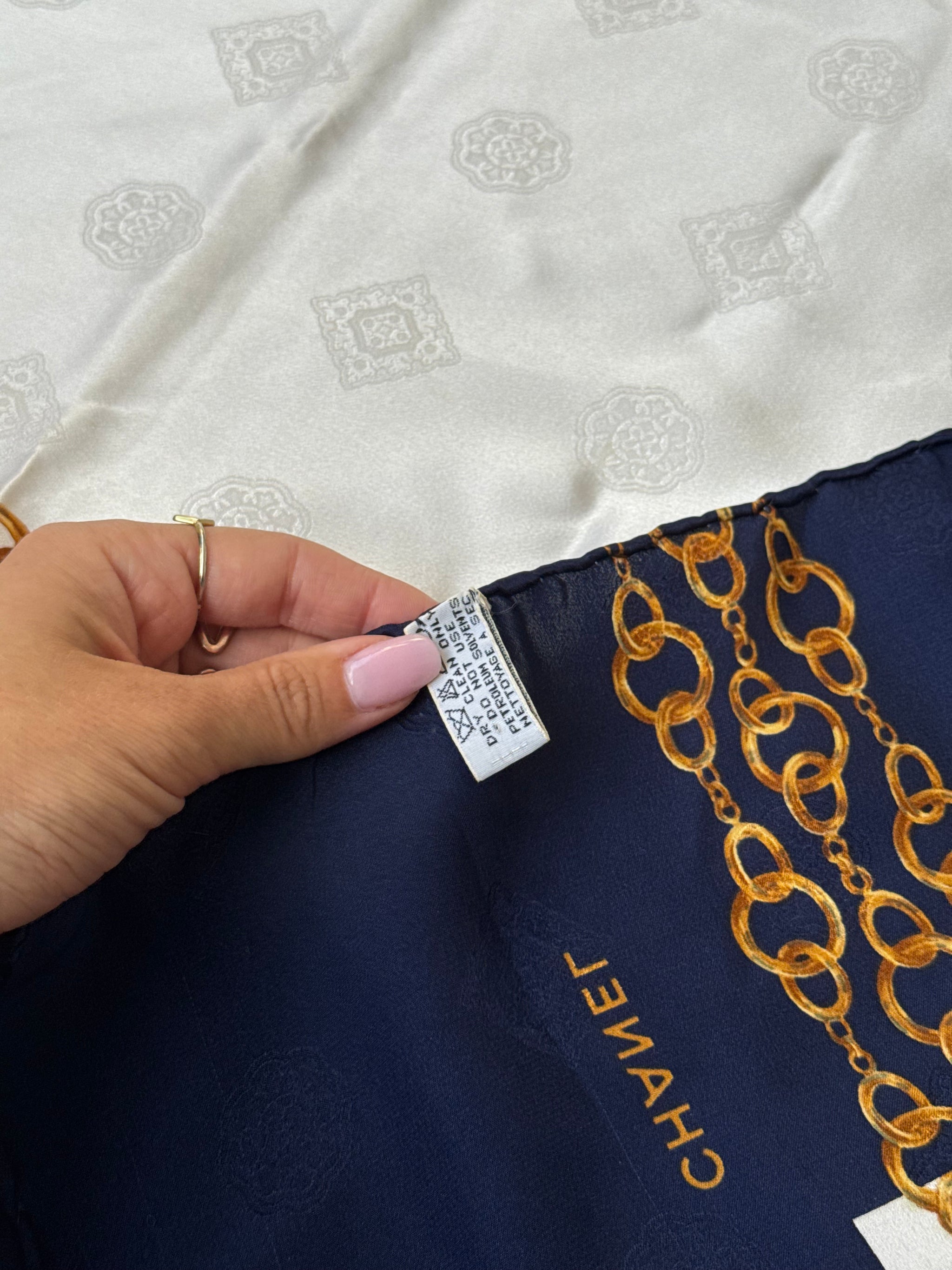 Foulard Chanel - Modèle bleu marine et blanc