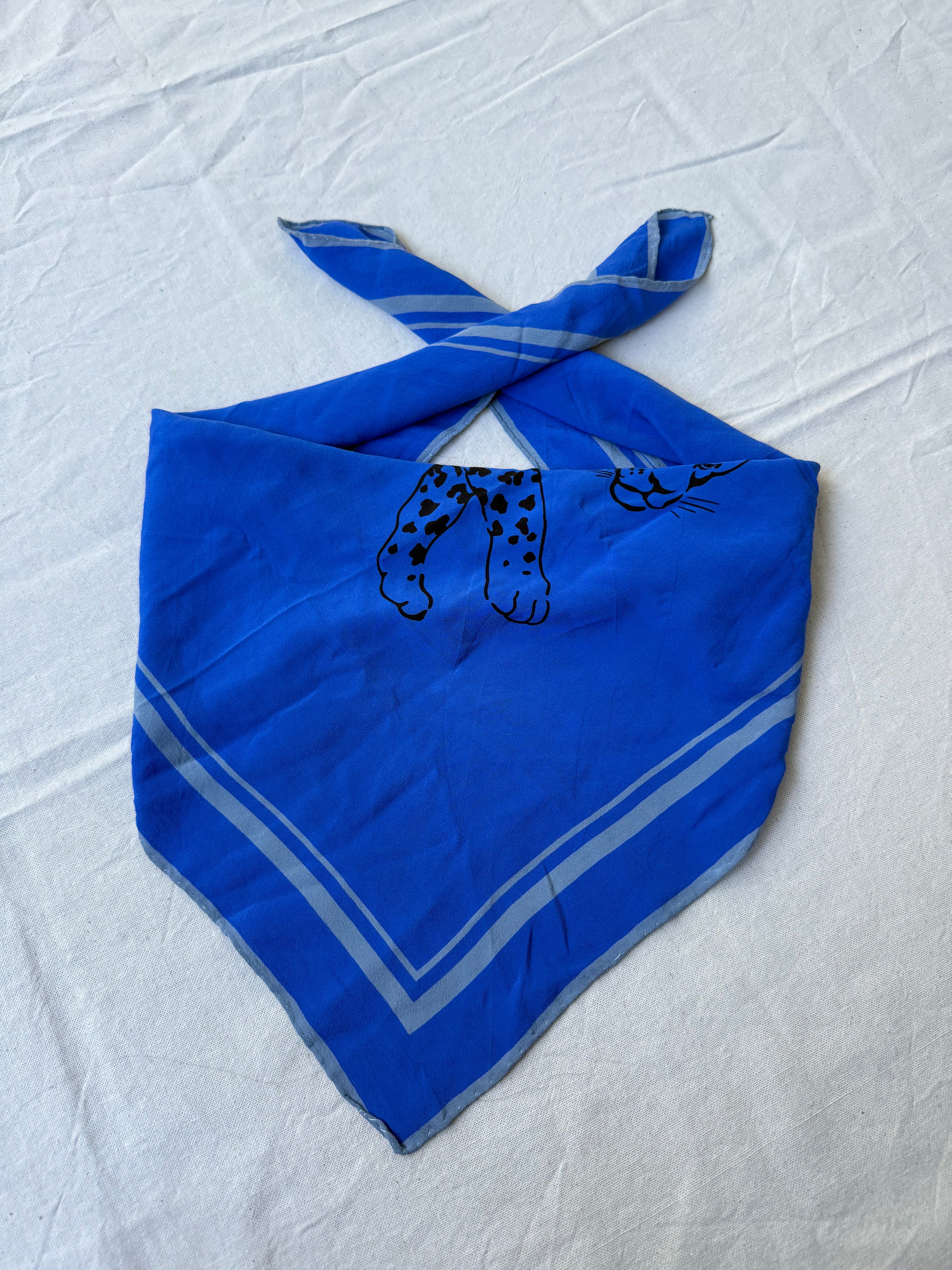 Foulard Yves Saint Laurent – Modèle bleu roi et panthère noire