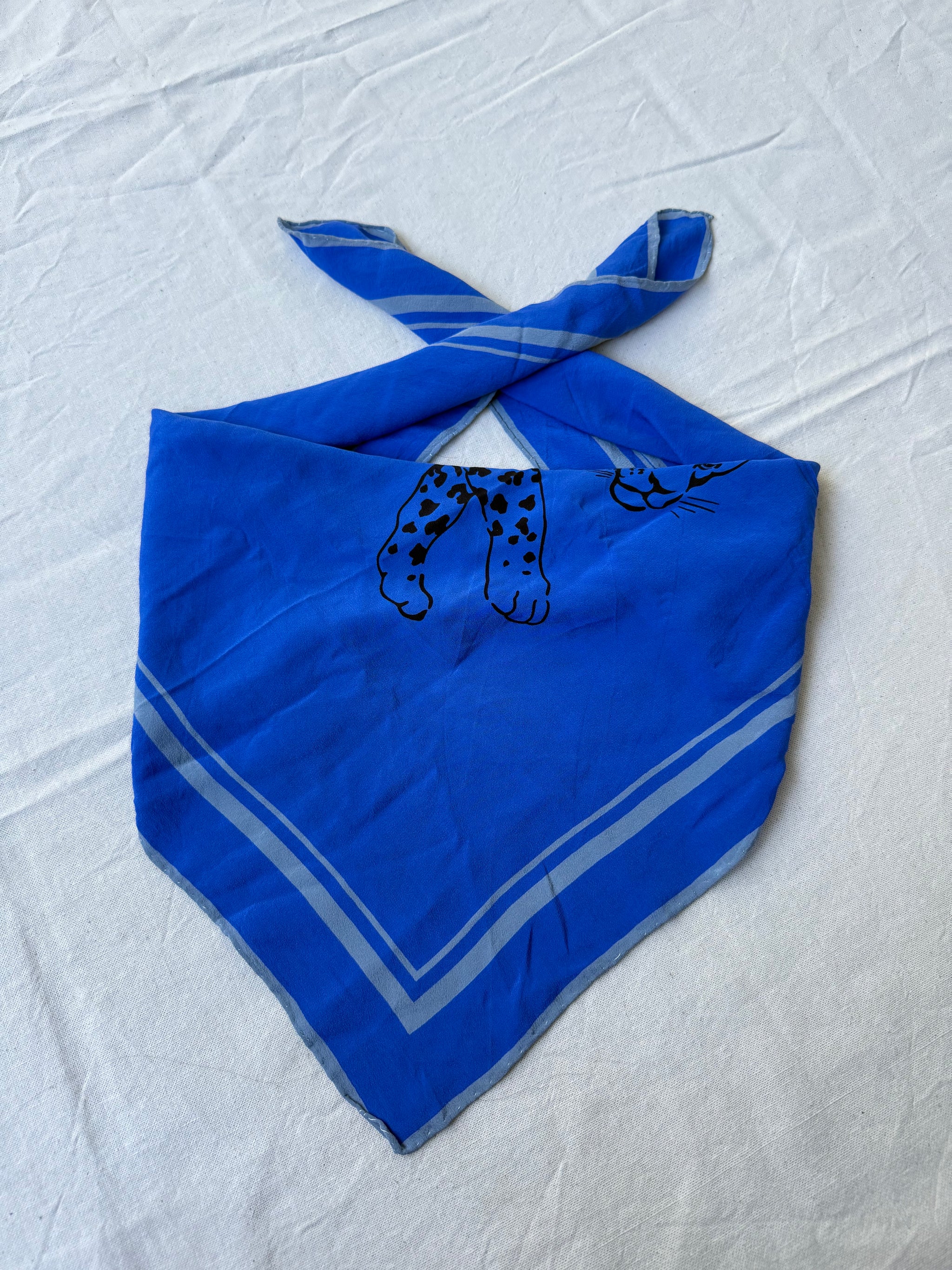 Foulard Yves Saint Laurent – Modèle bleu roi et panthère noire