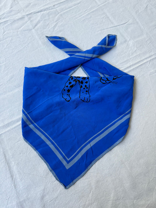 Foulard Yves Saint Laurent – Modèle bleu roi et panthère noire