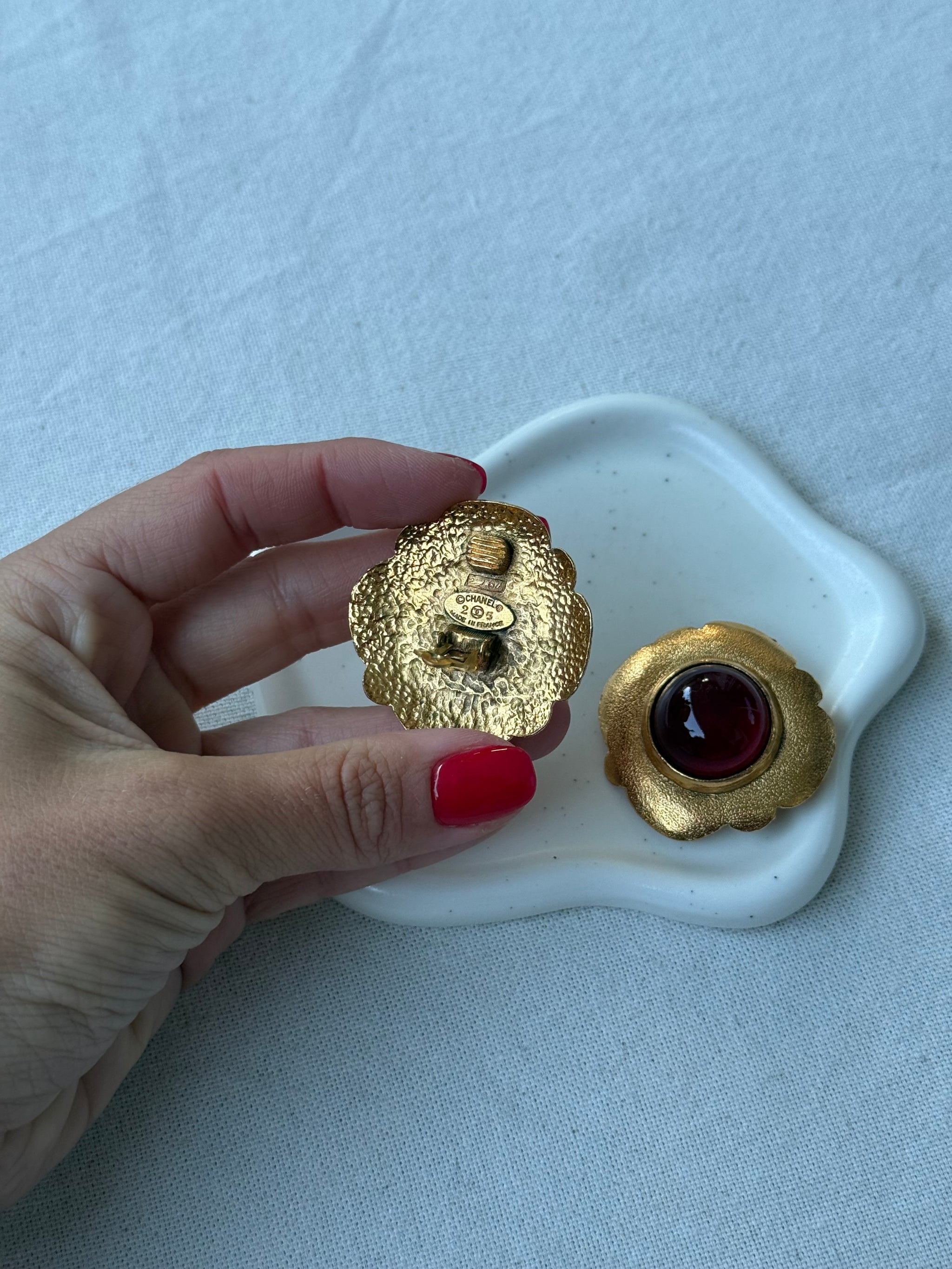Boucles d’oreilles vintage Chanel - Cabochon rouge en pâte de verre