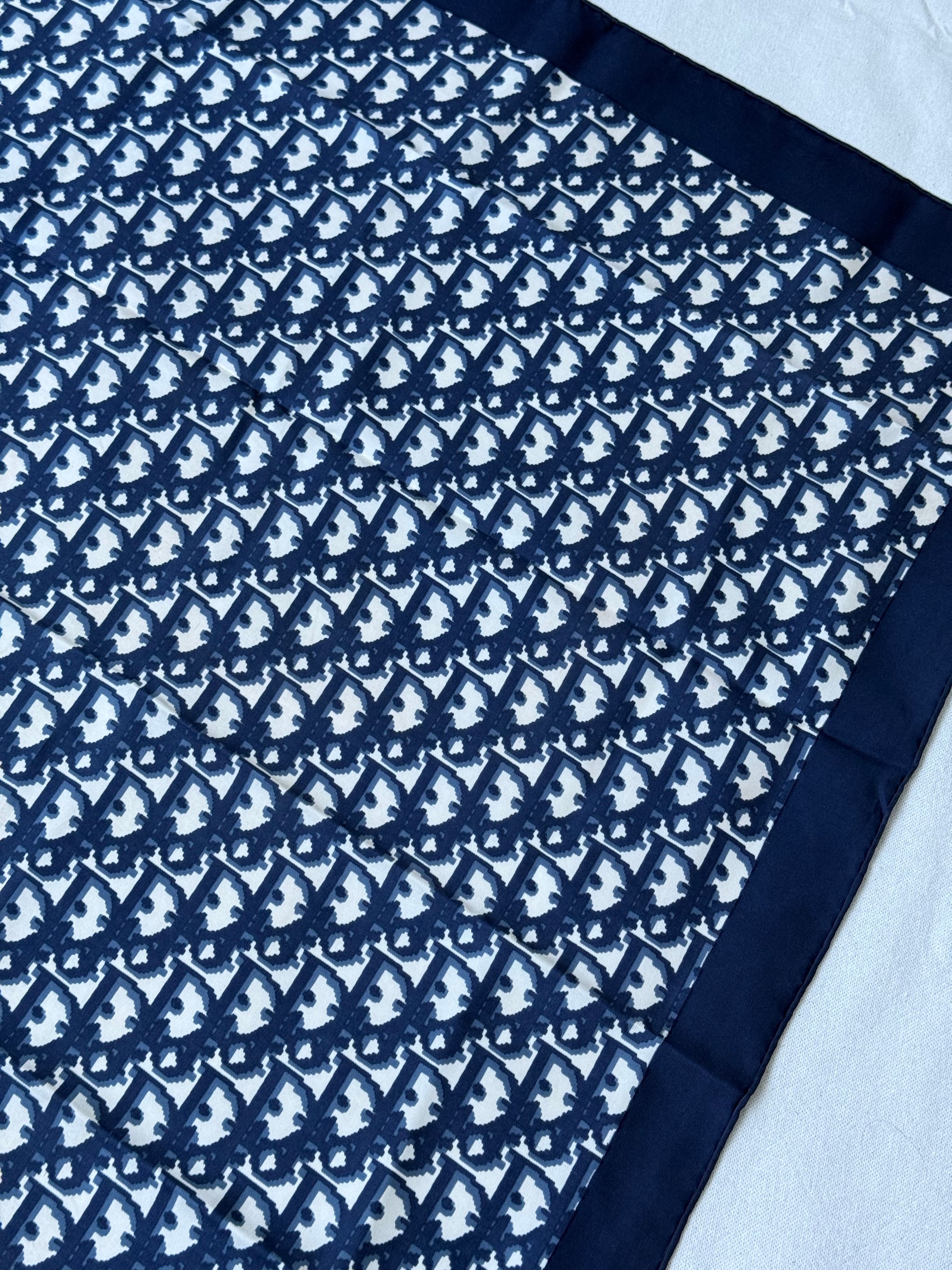 Foulard Christian Dior – Modèle monogramme bleu