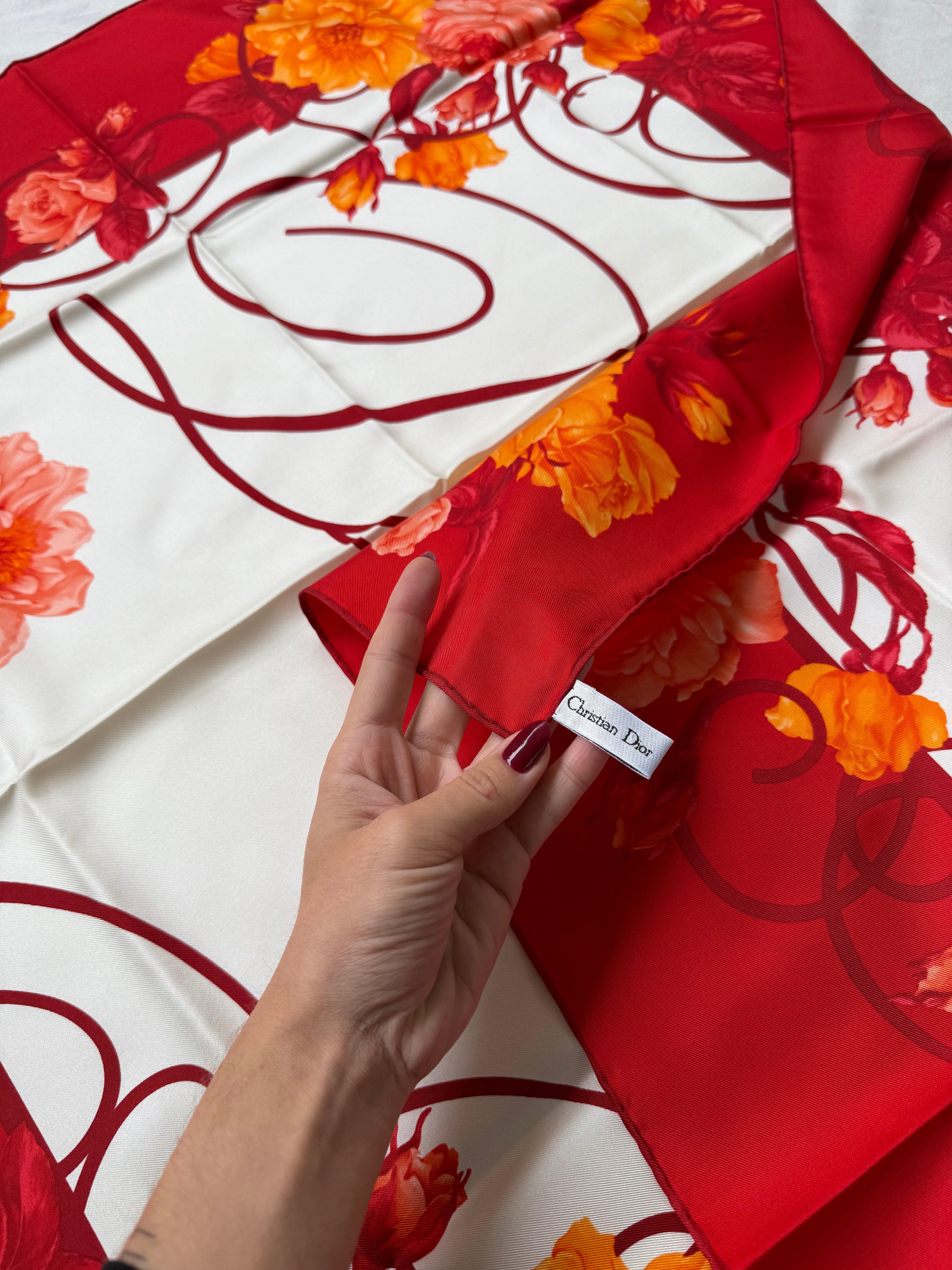 Foulard Christian Dior – Motif floral et inscription Dior