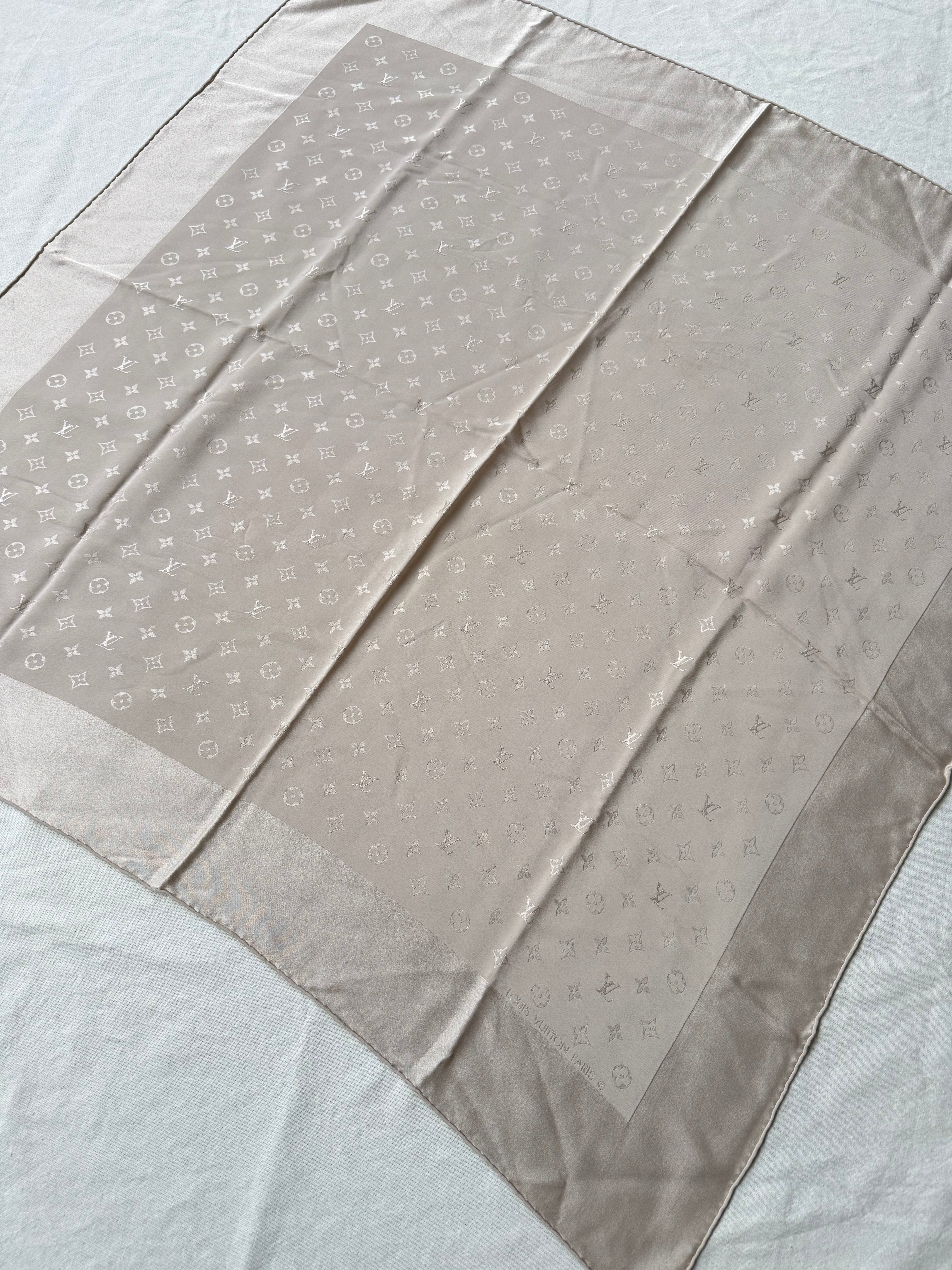 Foulard Louis Vuitton – Motifs monogramme beige