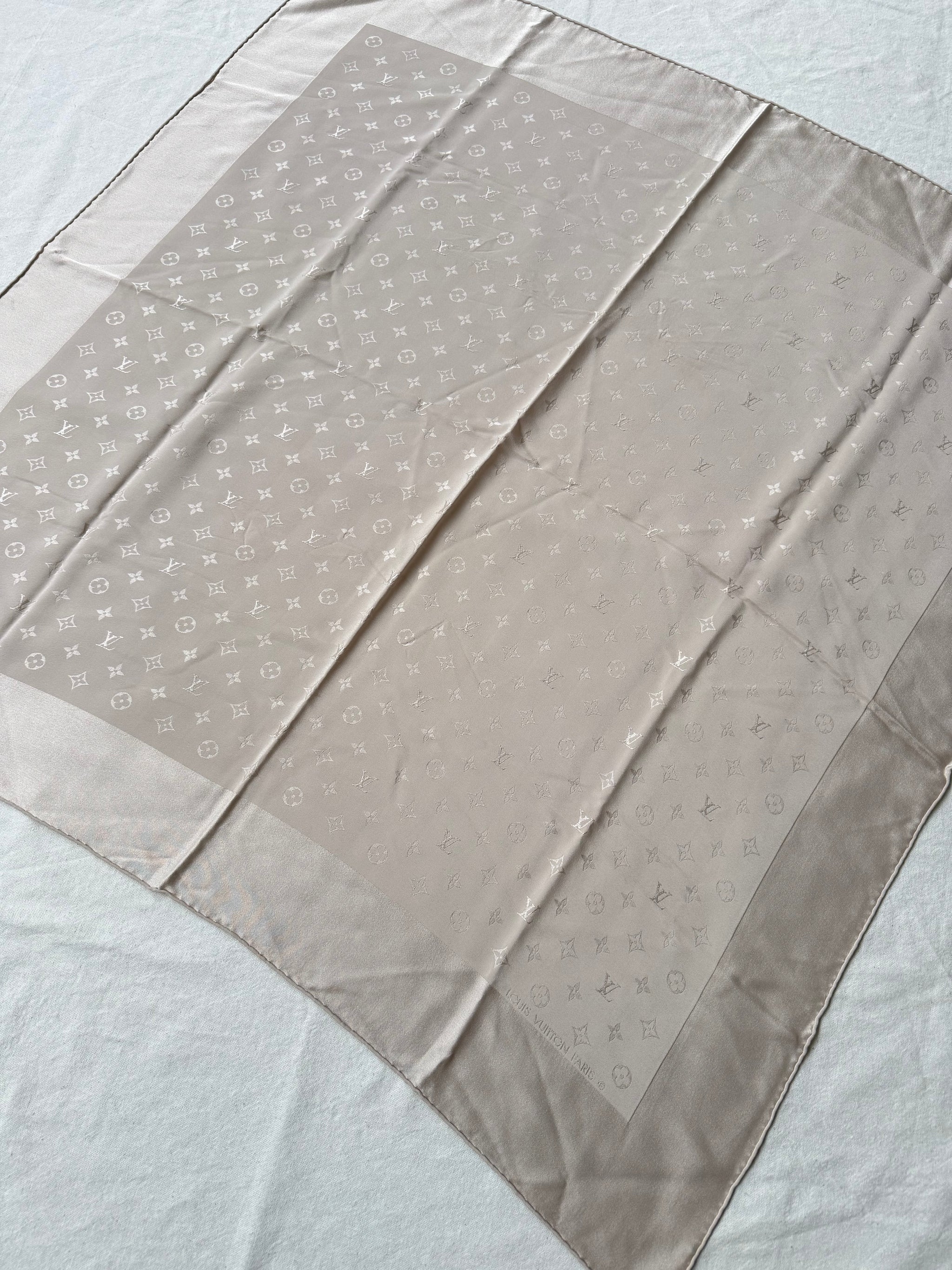 Foulard Louis Vuitton – Motifs monogramme beige