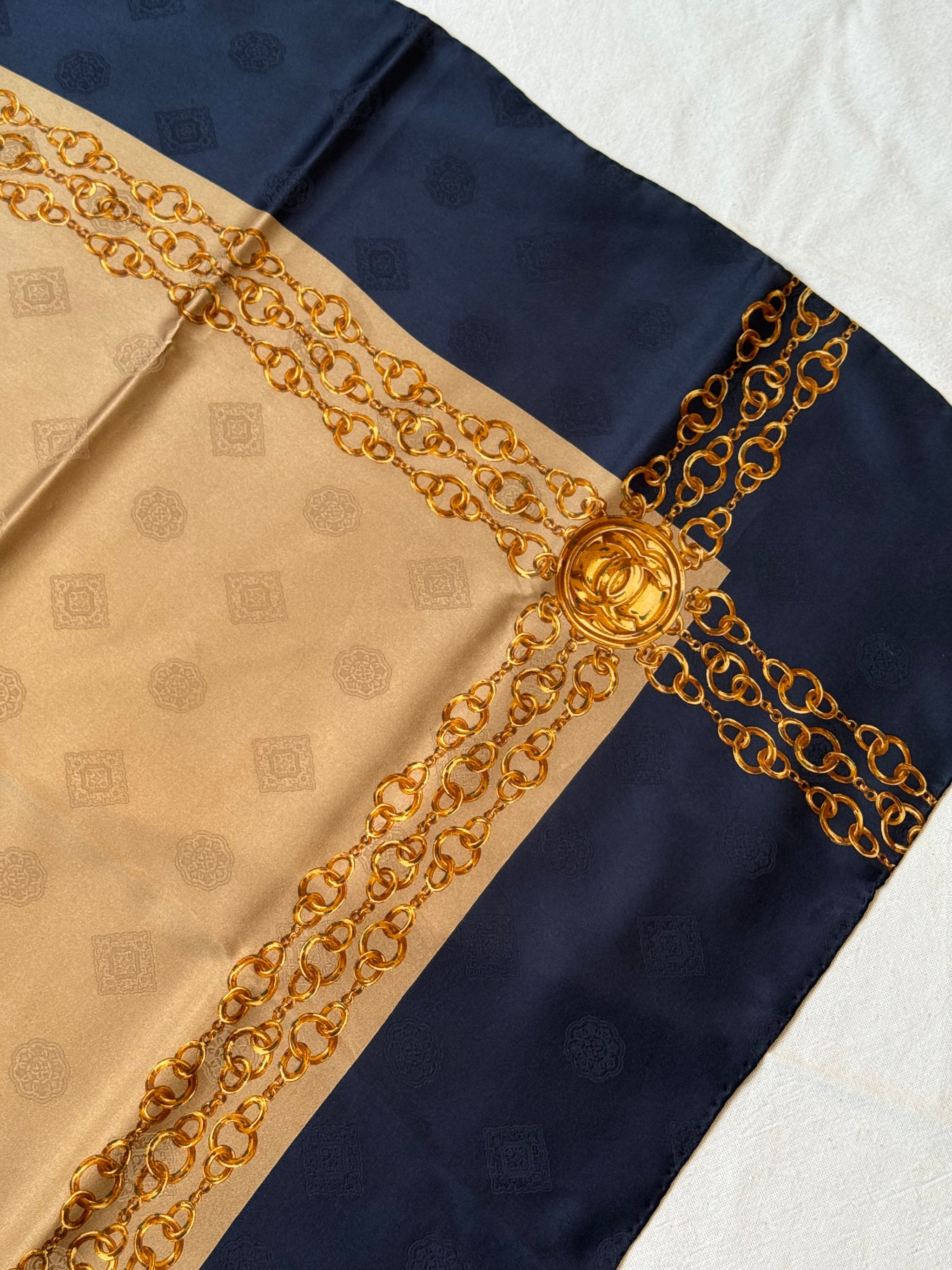 Foulard Chanel - Modèle bleu marine et beige