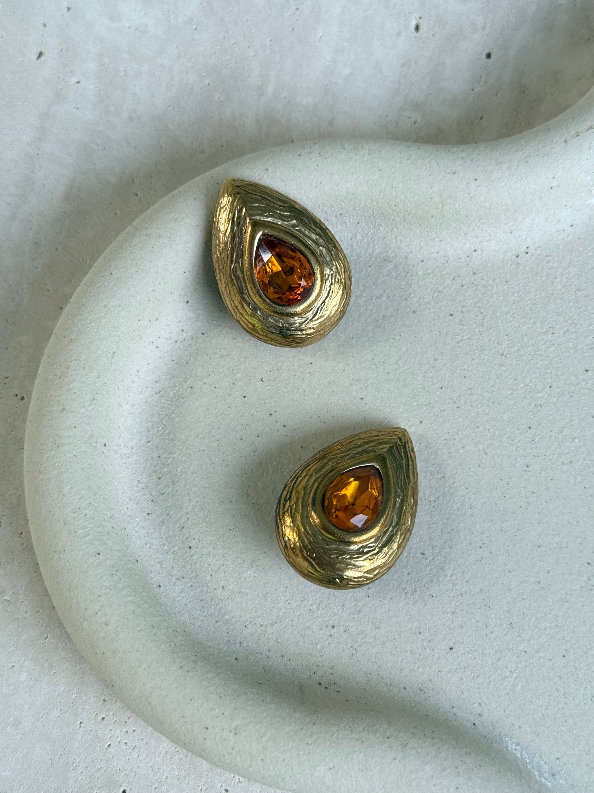 Boucles d’oreilles Vogue Bijoux vintage - Gouttes dorées et cabochons ambrés