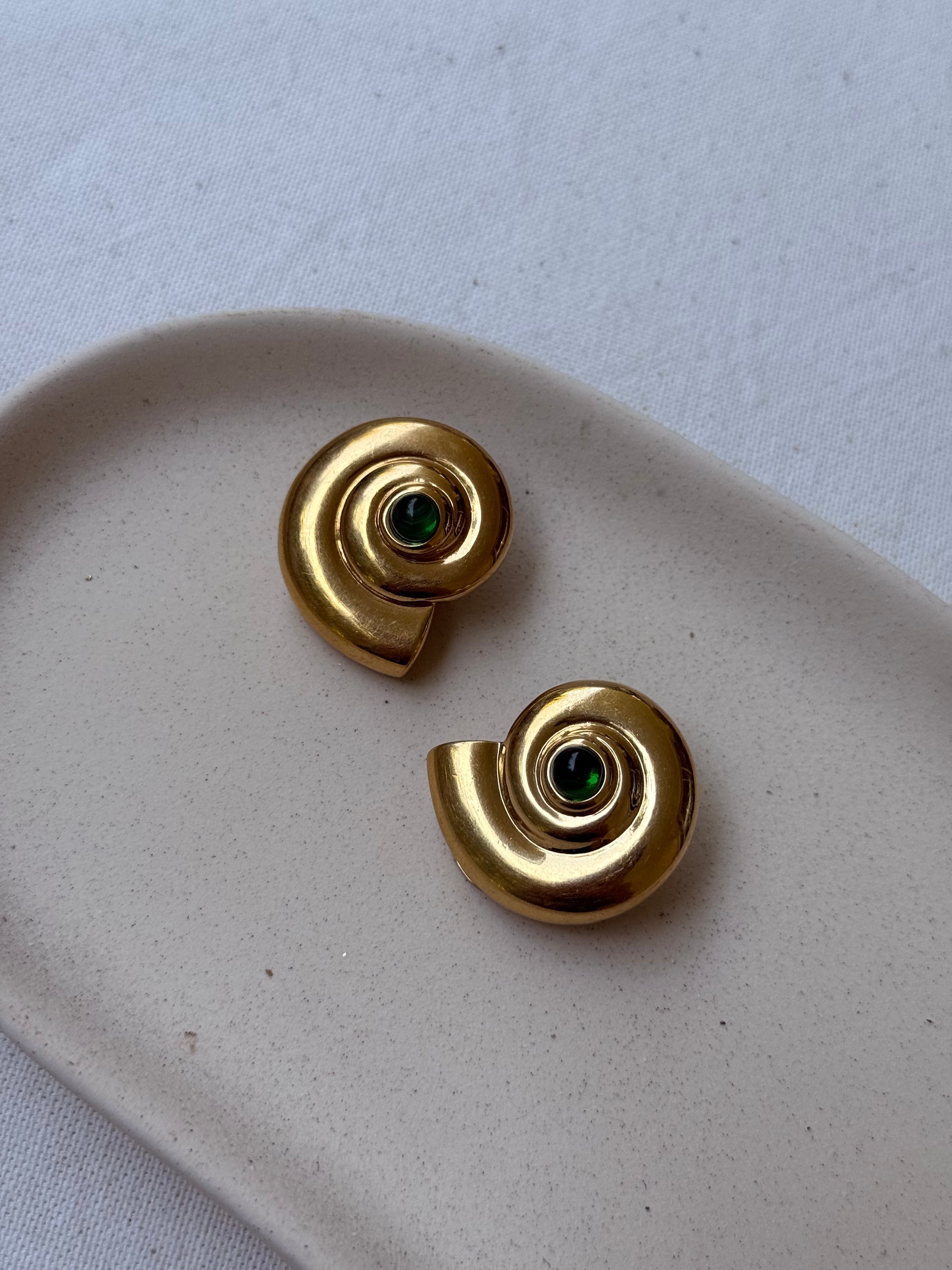 Boucles d’oreilles vintage - Coquillages dorés et strass vert