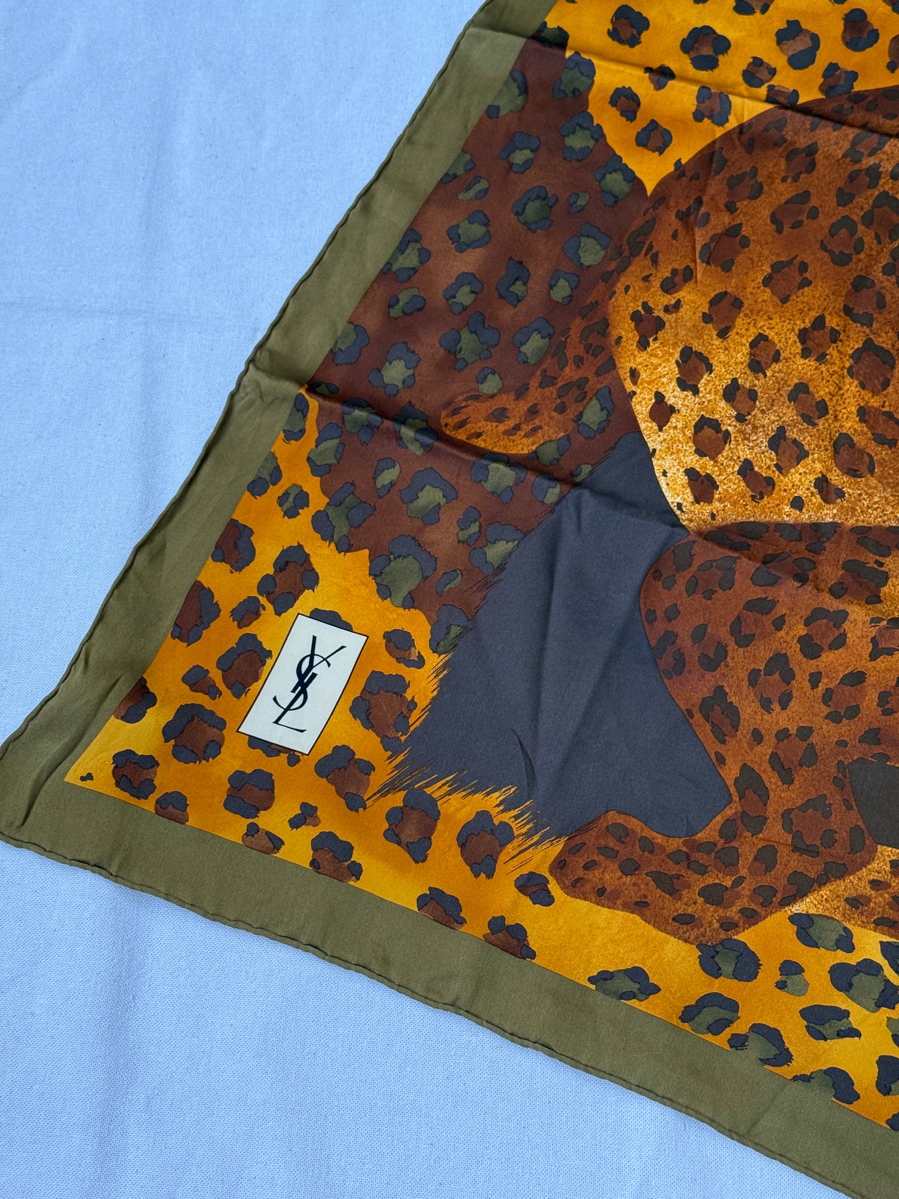 Foulard Yves Saint Laurent – Motifs léopards