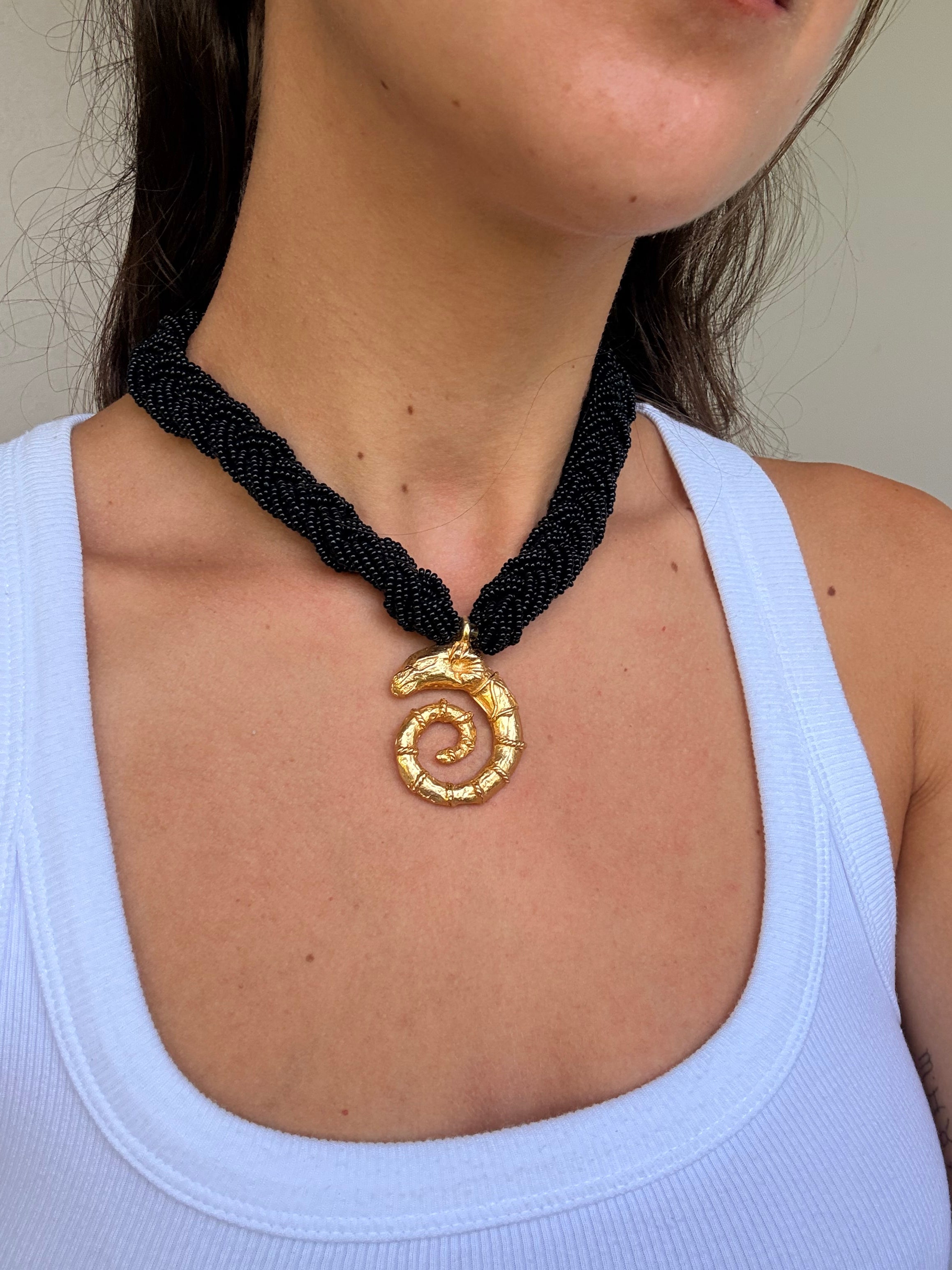 Collier vintage - Perles noires et pendentif serpent doré