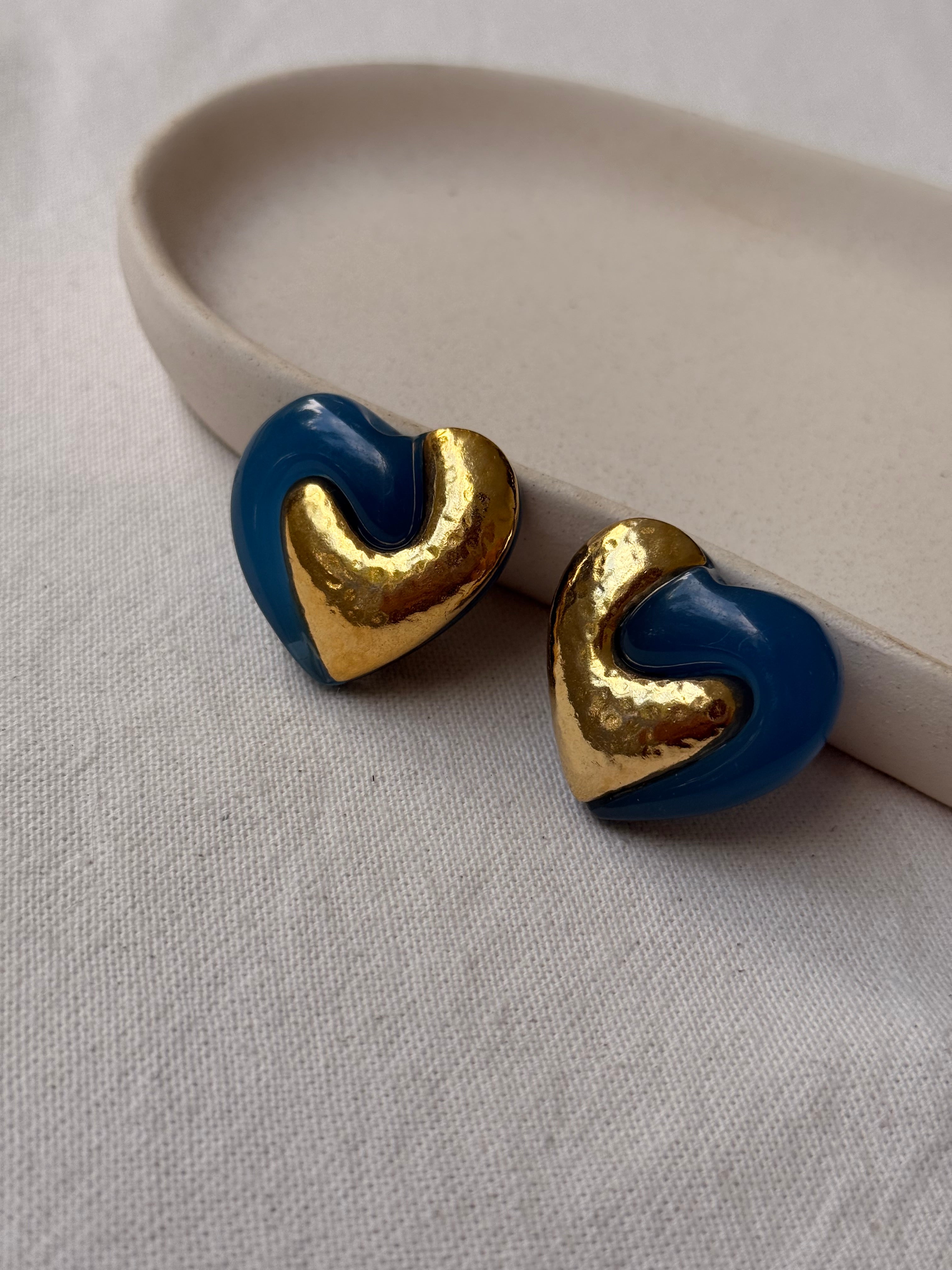 Boucles d’oreilles vintage - Cœur en résine bleue et dorée