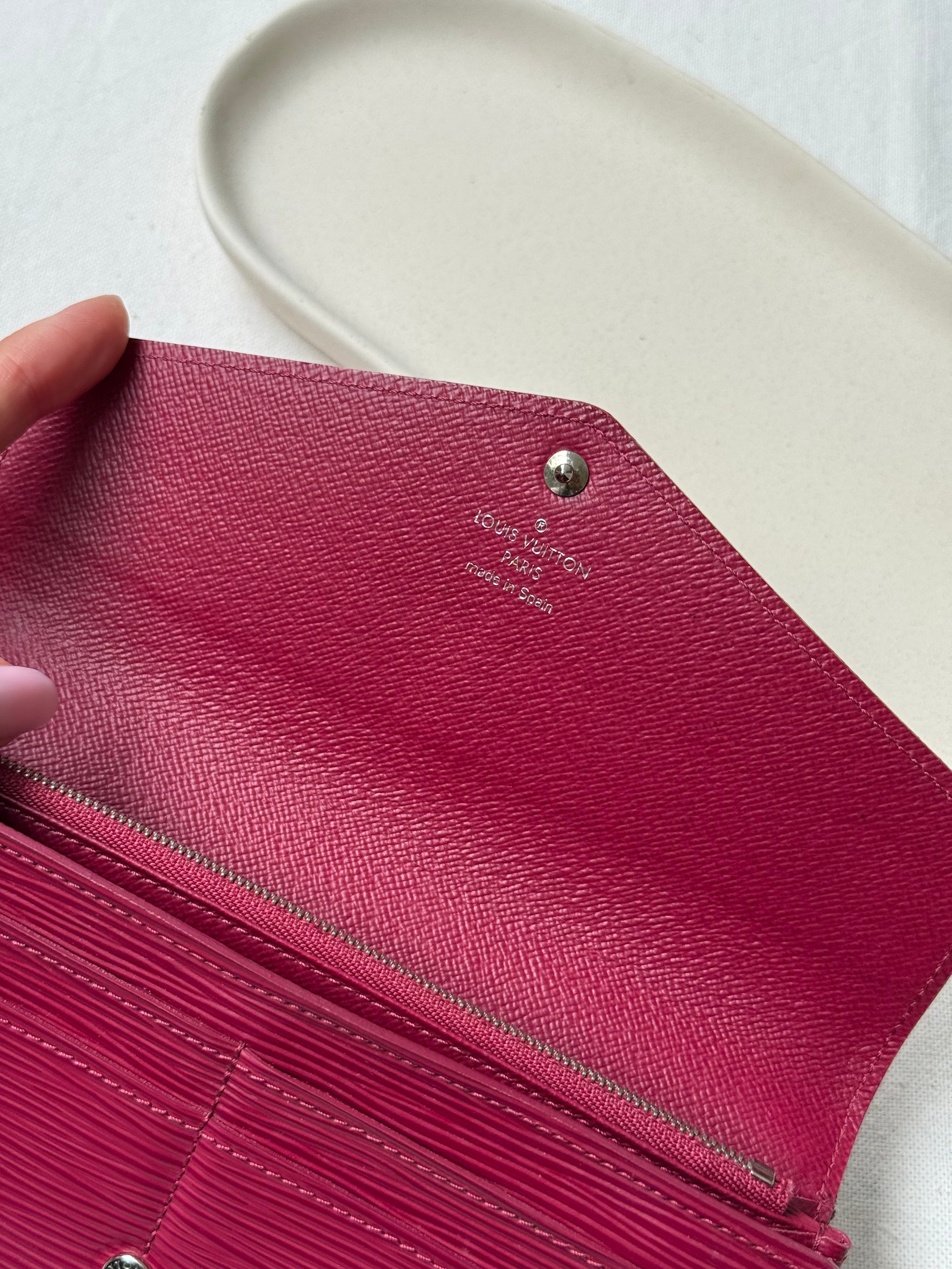 Portefeuille Louis Vuitton - Modèle Sarah cuir épi framboise