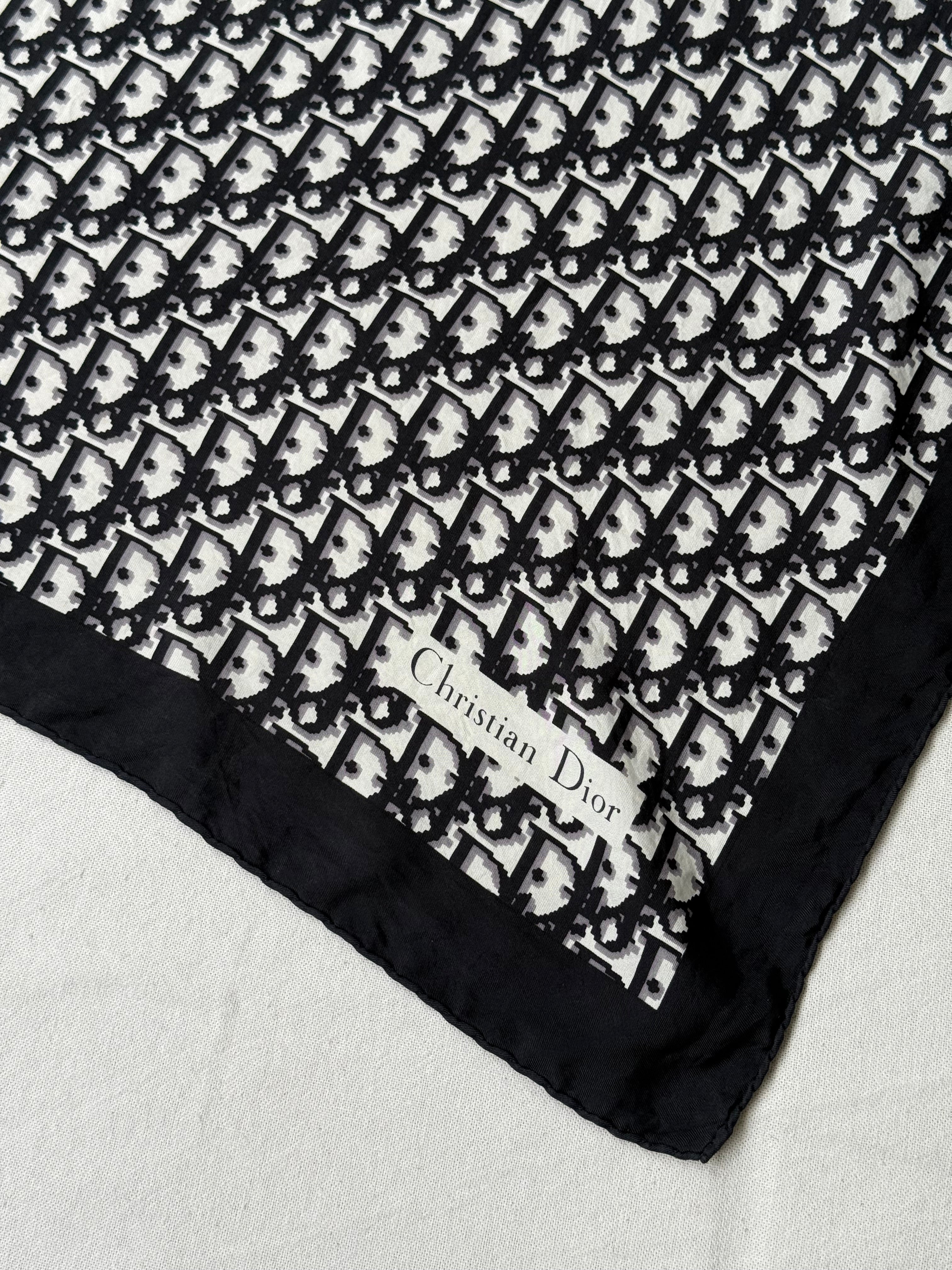 Foulard Christian Dior – Modèle monogramme noir