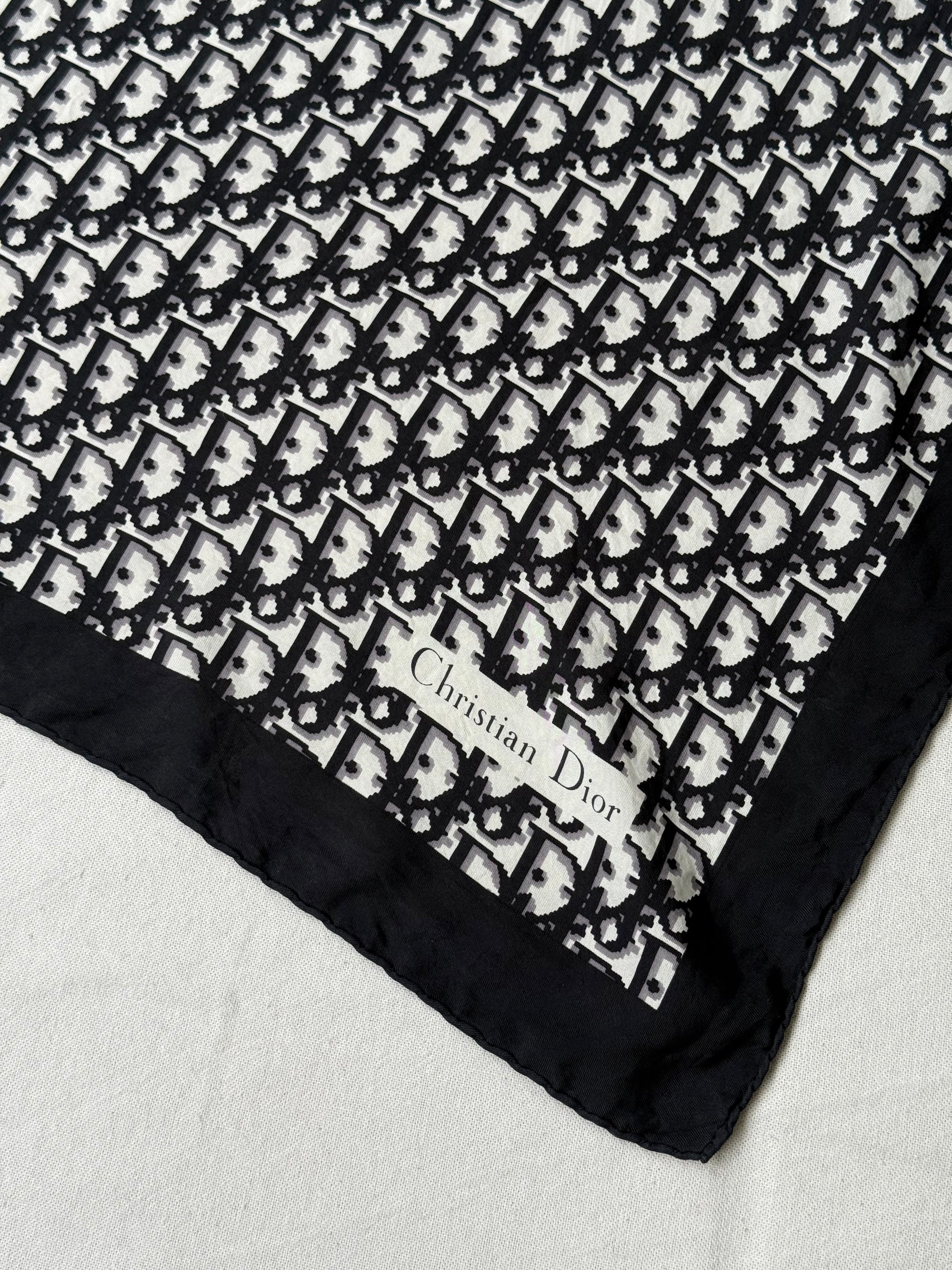 Foulard Christian Dior – Modèle monogramme noir