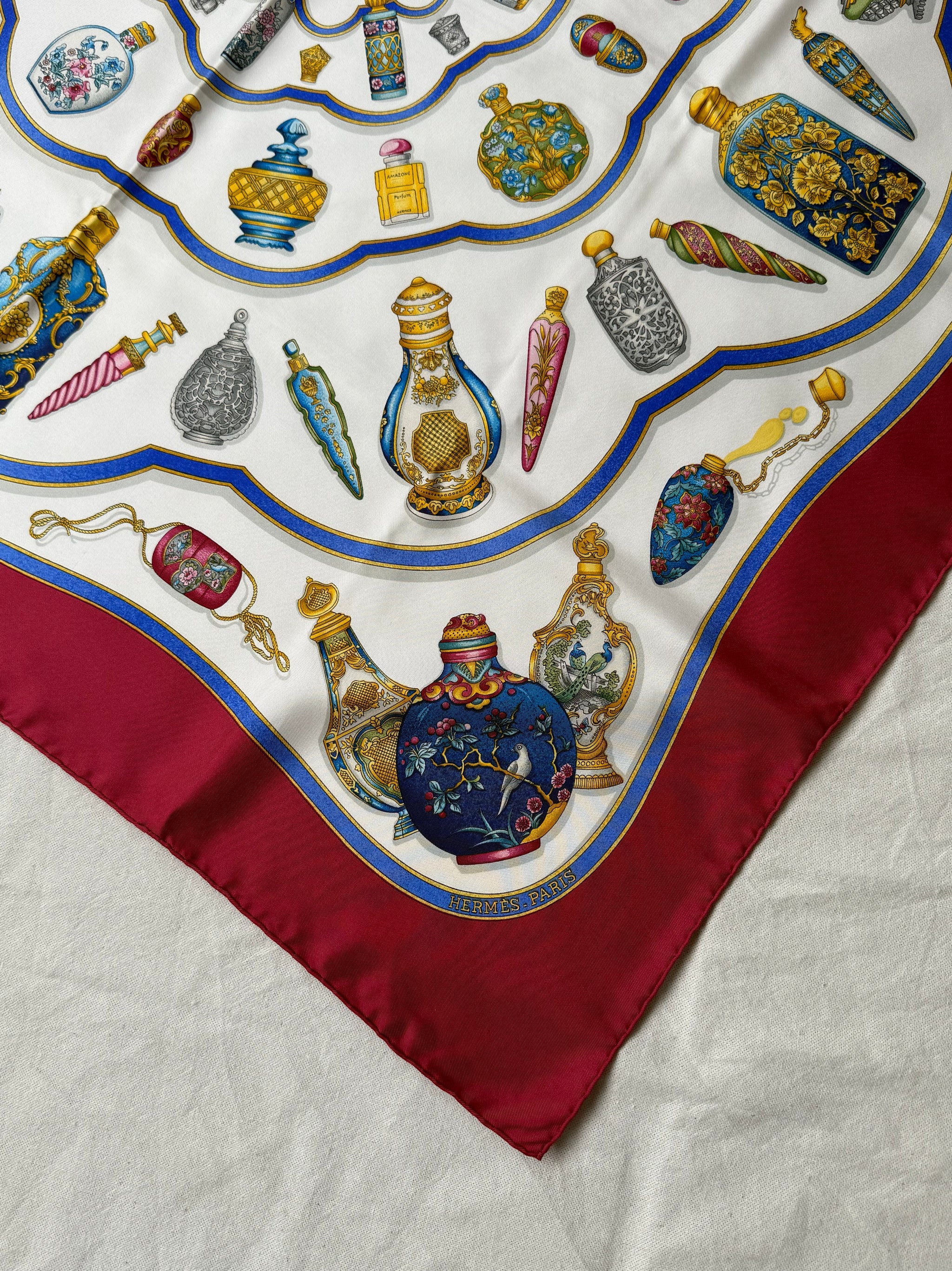 Foulard Hermès – Modèle Qu’importe Le Flacon