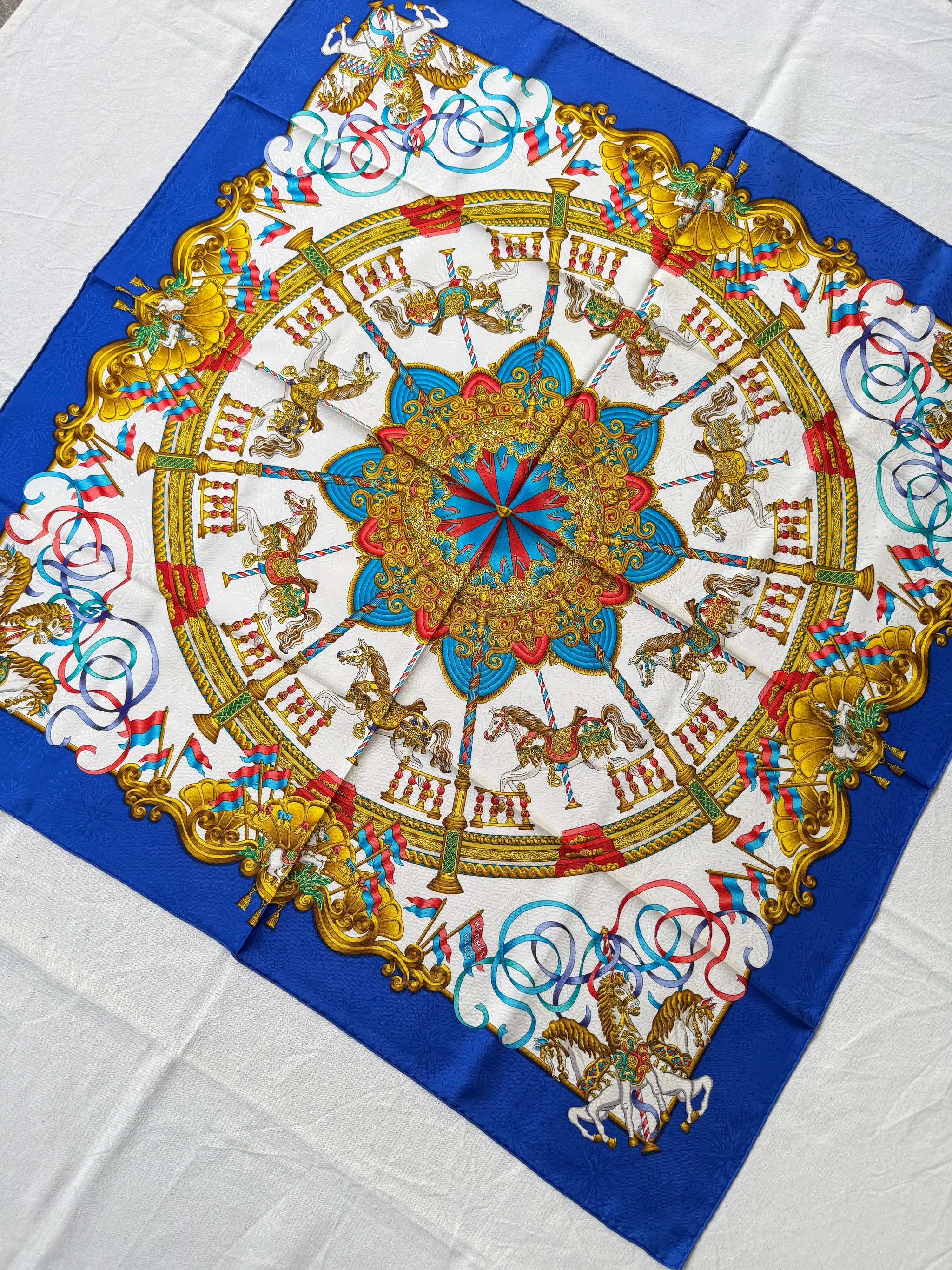 Foulard Hermès – Modèle Luna Park