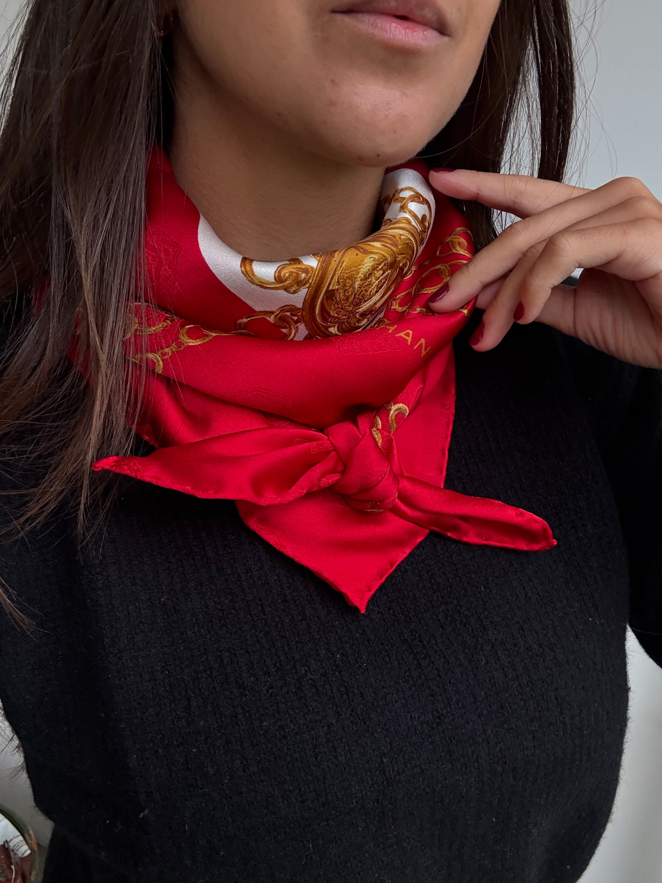 Foulard Chanel - Modèle rouge et blanc avec chaînes dorées