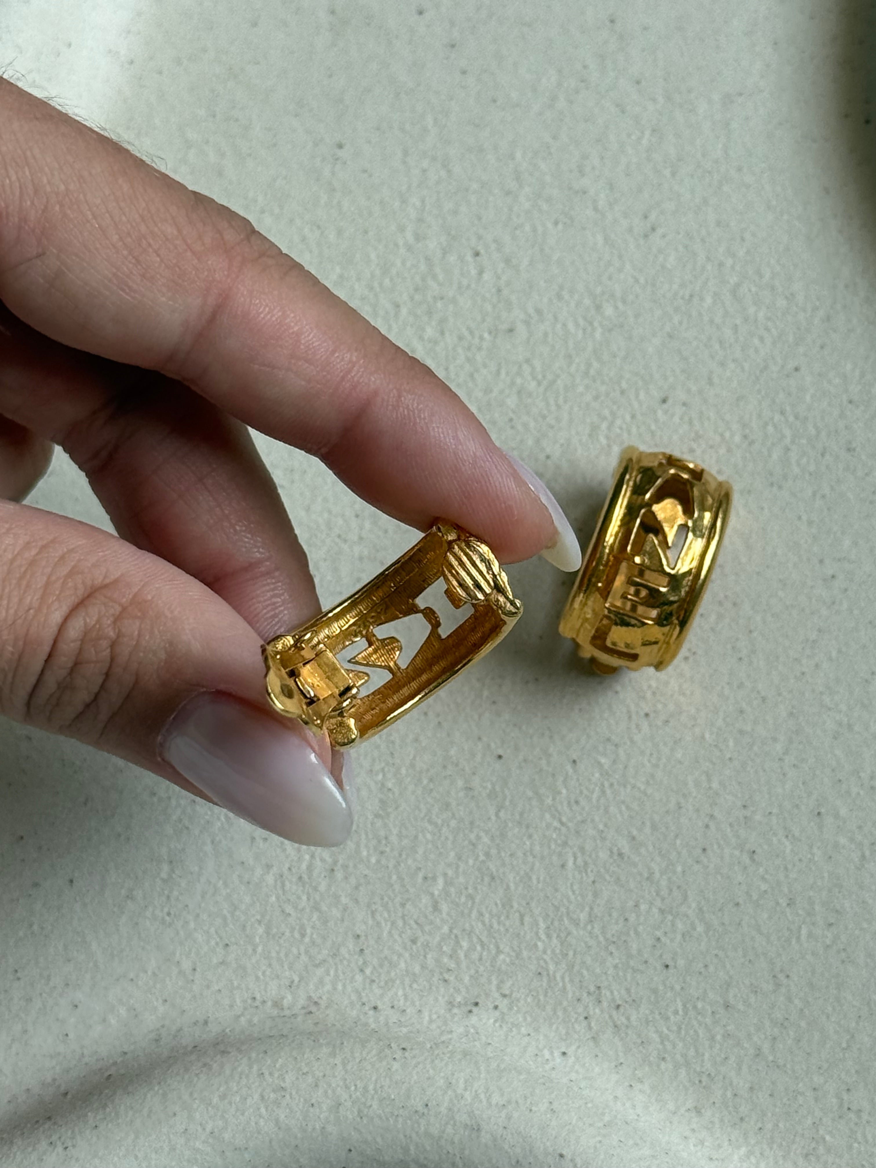 Boucles d’oreilles Chanel vintage - Créoles inscription Chanel