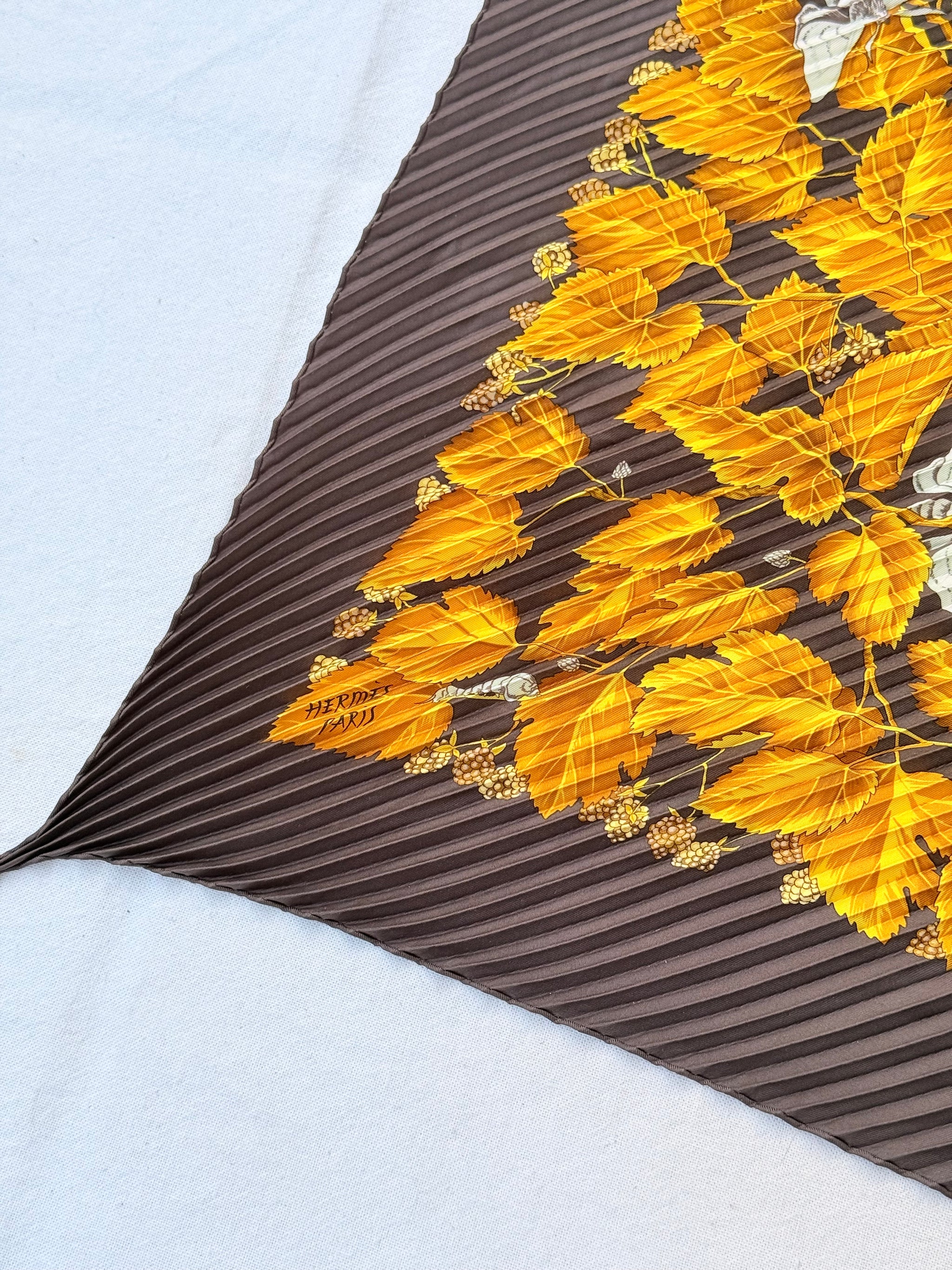 Foulard Hermès plissé – Modèle L’arbre de Soie