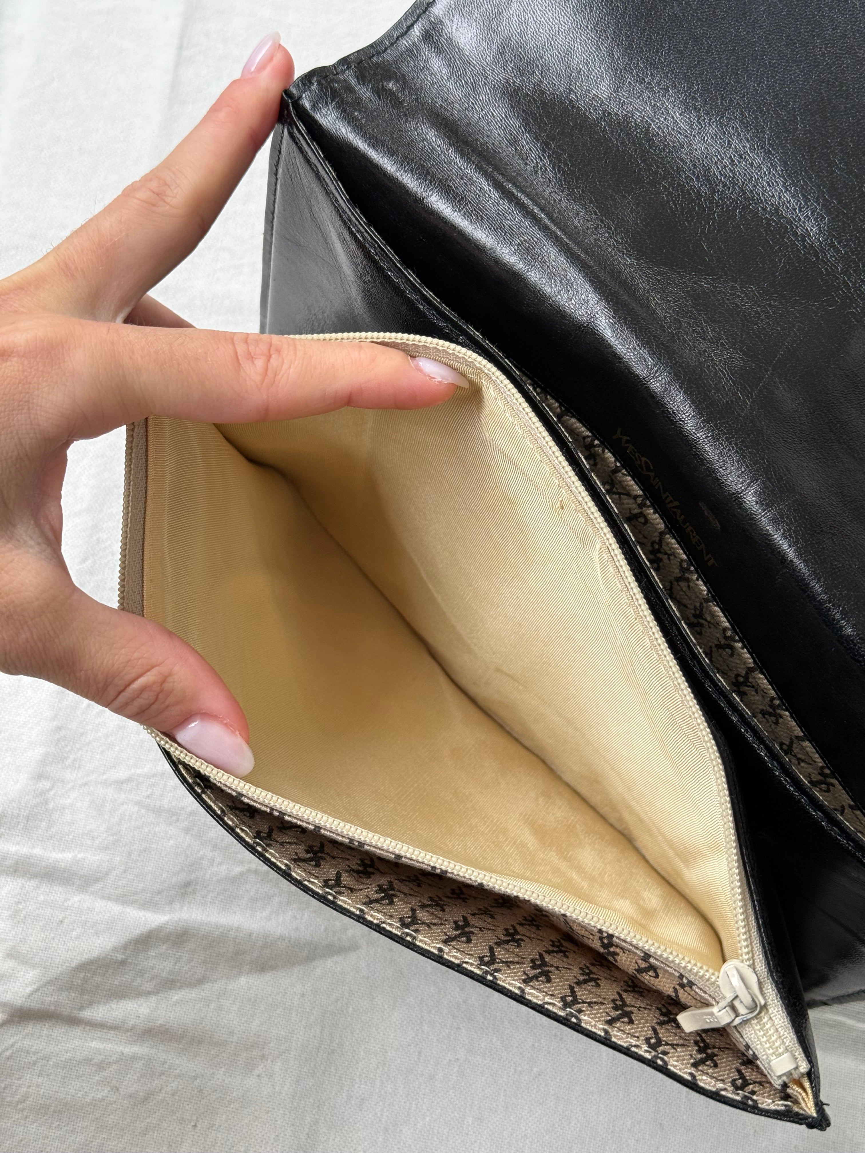 Pochette Yves Saint Laurent vintage - Enveloppe cuir noir matelassée