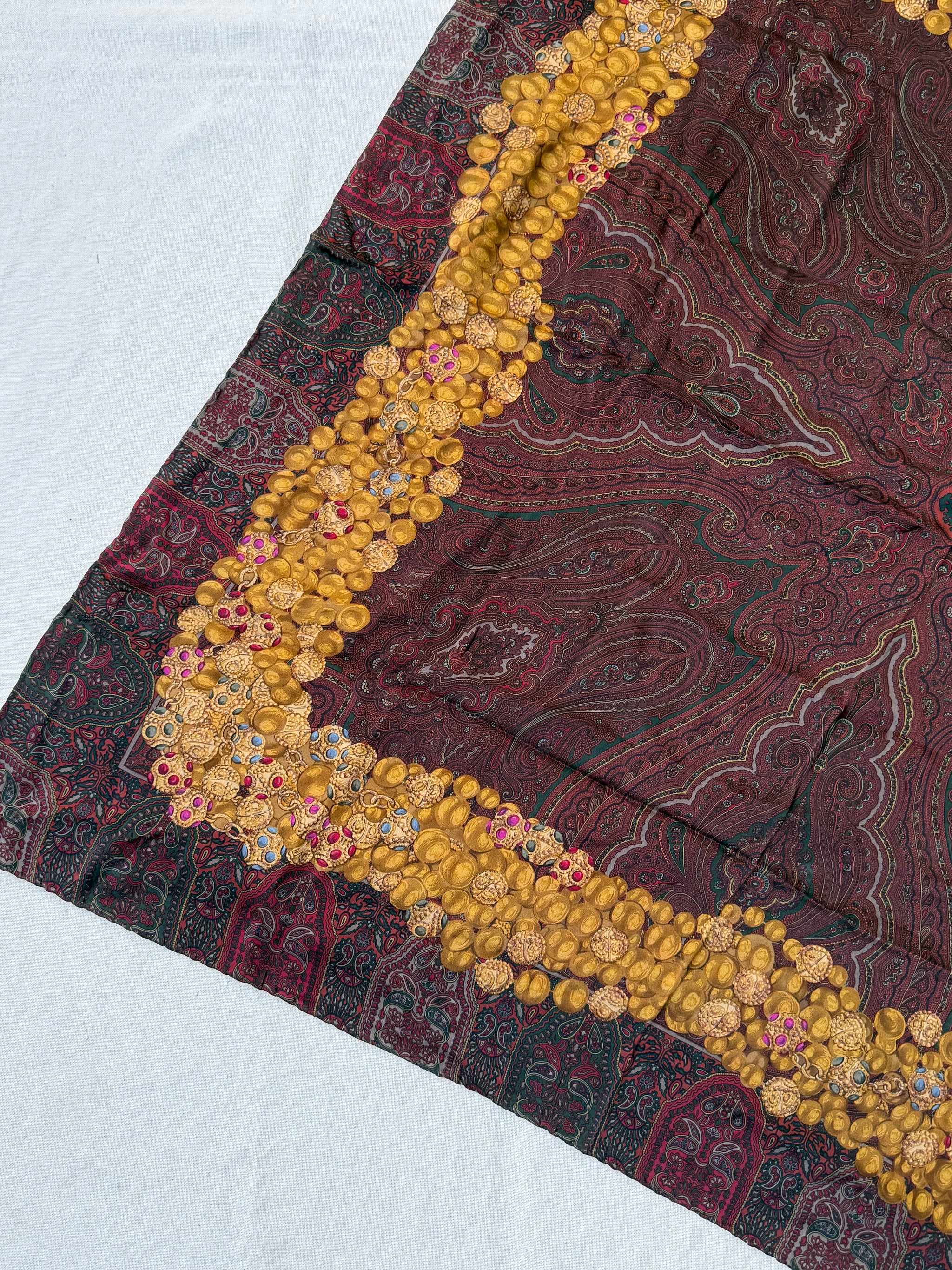 Foulard Chanel – Motif cachemire et bijouteries