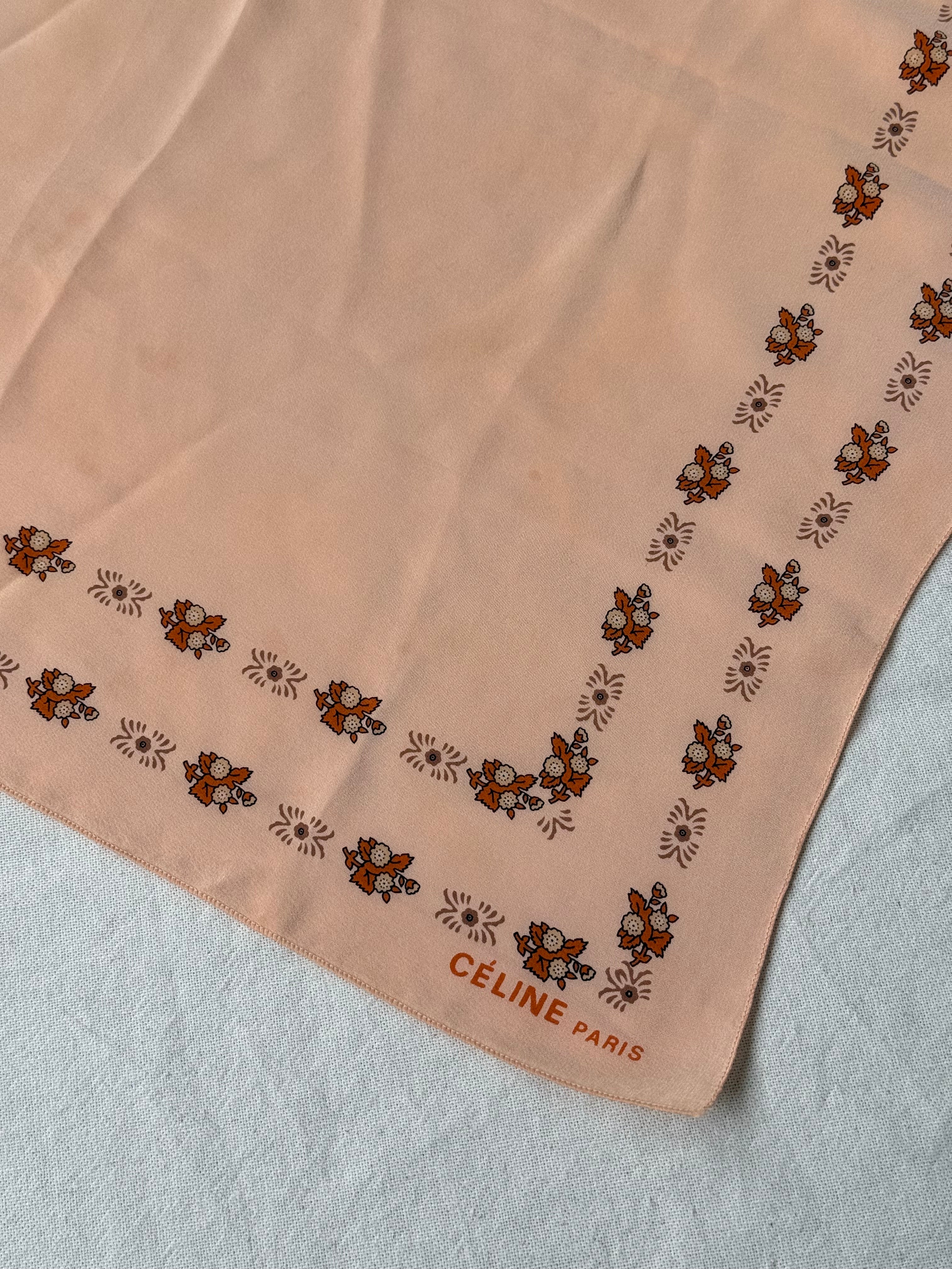 Foulard Céline – Motifs floraux sur fond nude poudré