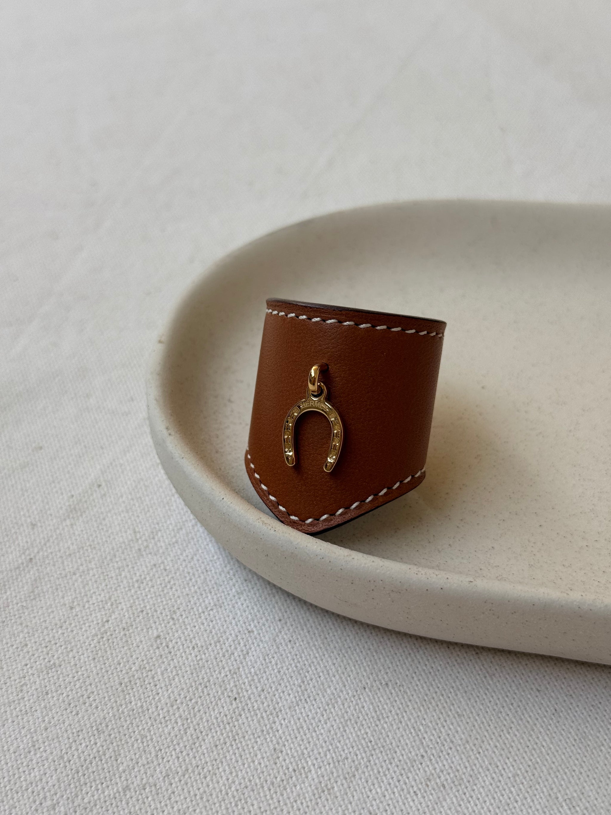 Anneau de foulard Hermès - Modèle cuir camel et fer à cheval