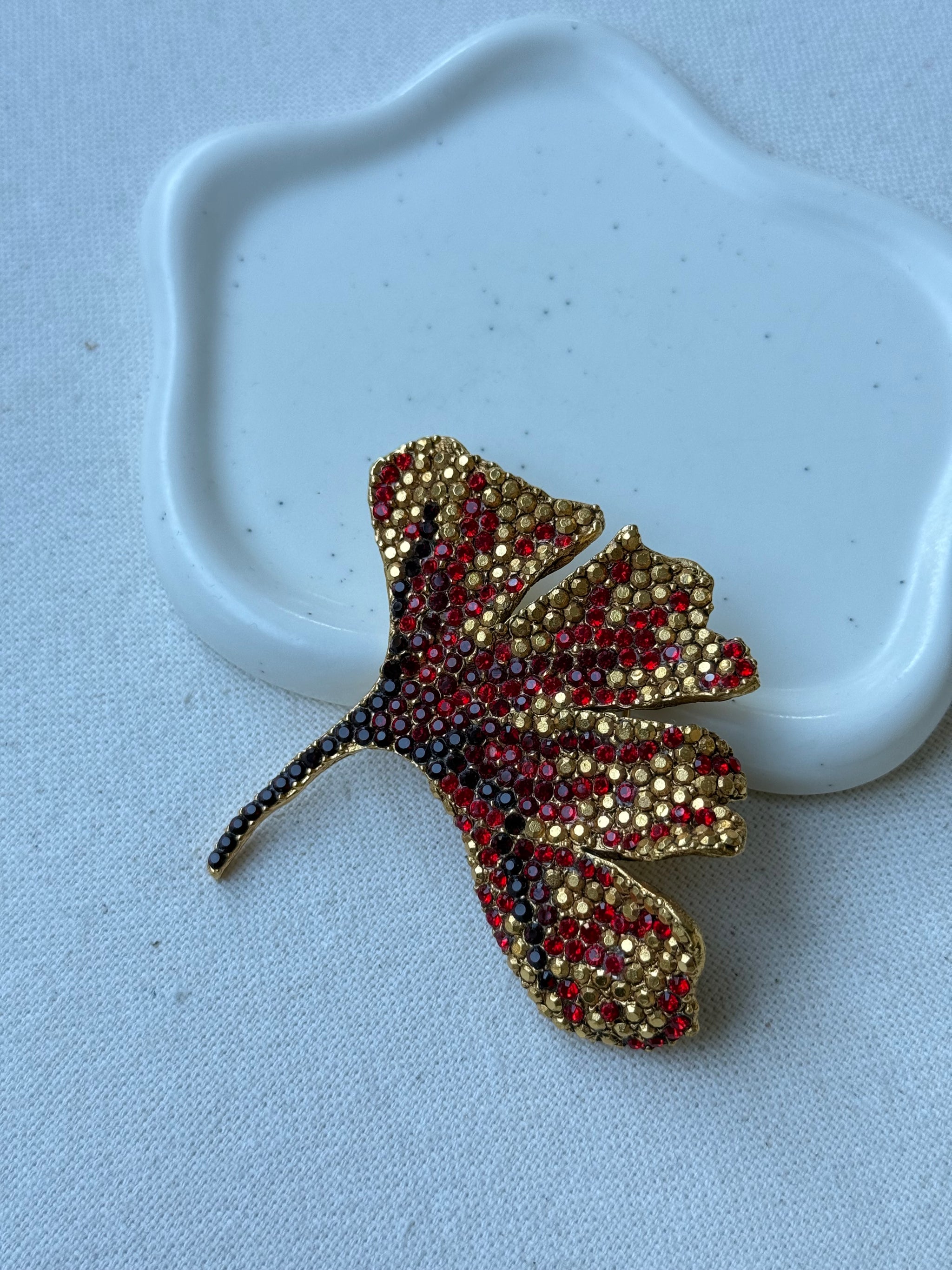 Broche Xavier Loubens vintage - Feuille dorée et strass rouge