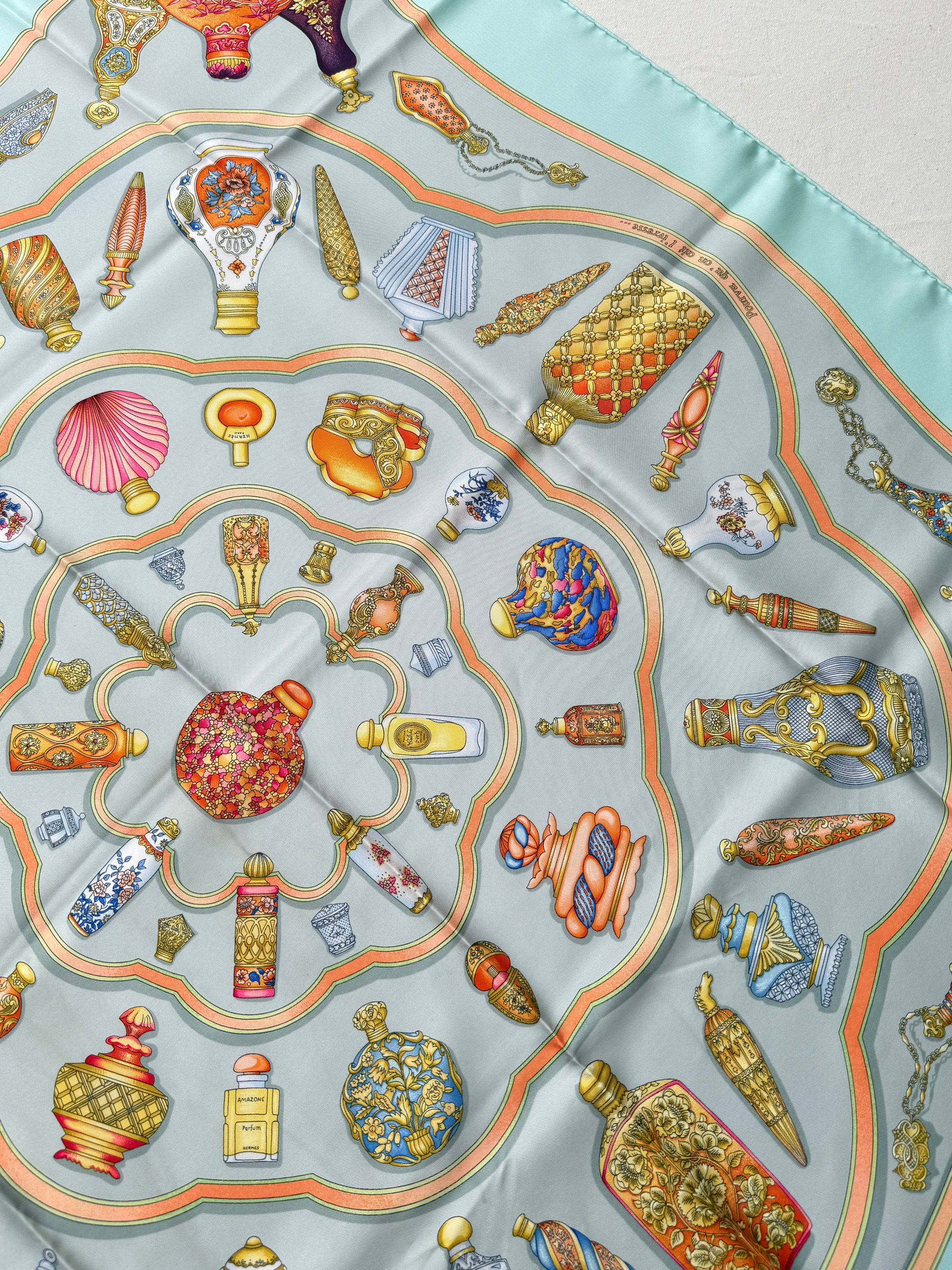 Foulard Hermès – Modèle Qu’importe Le Flacon