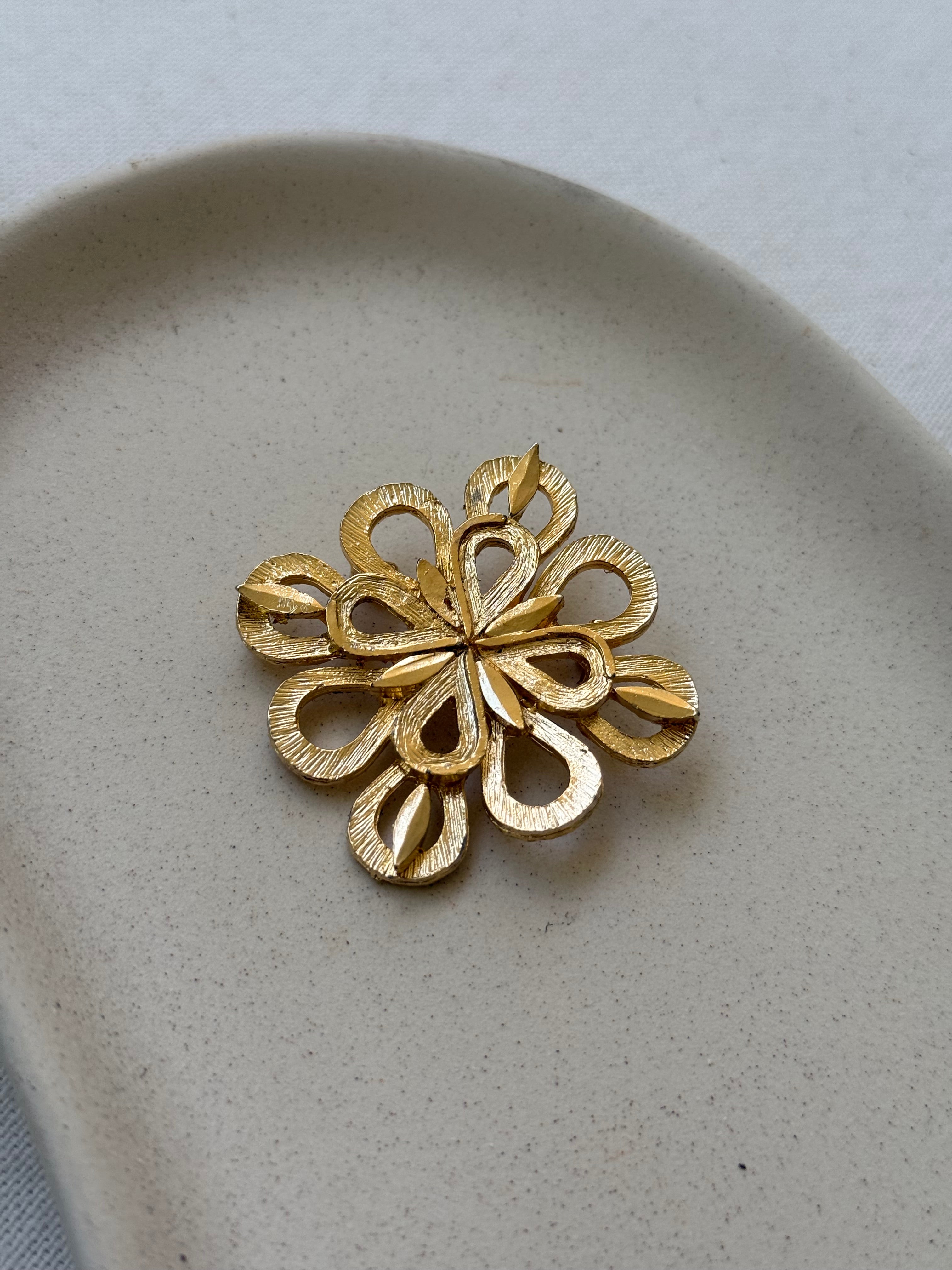Broche vintage - Fleur stylisée ajourée