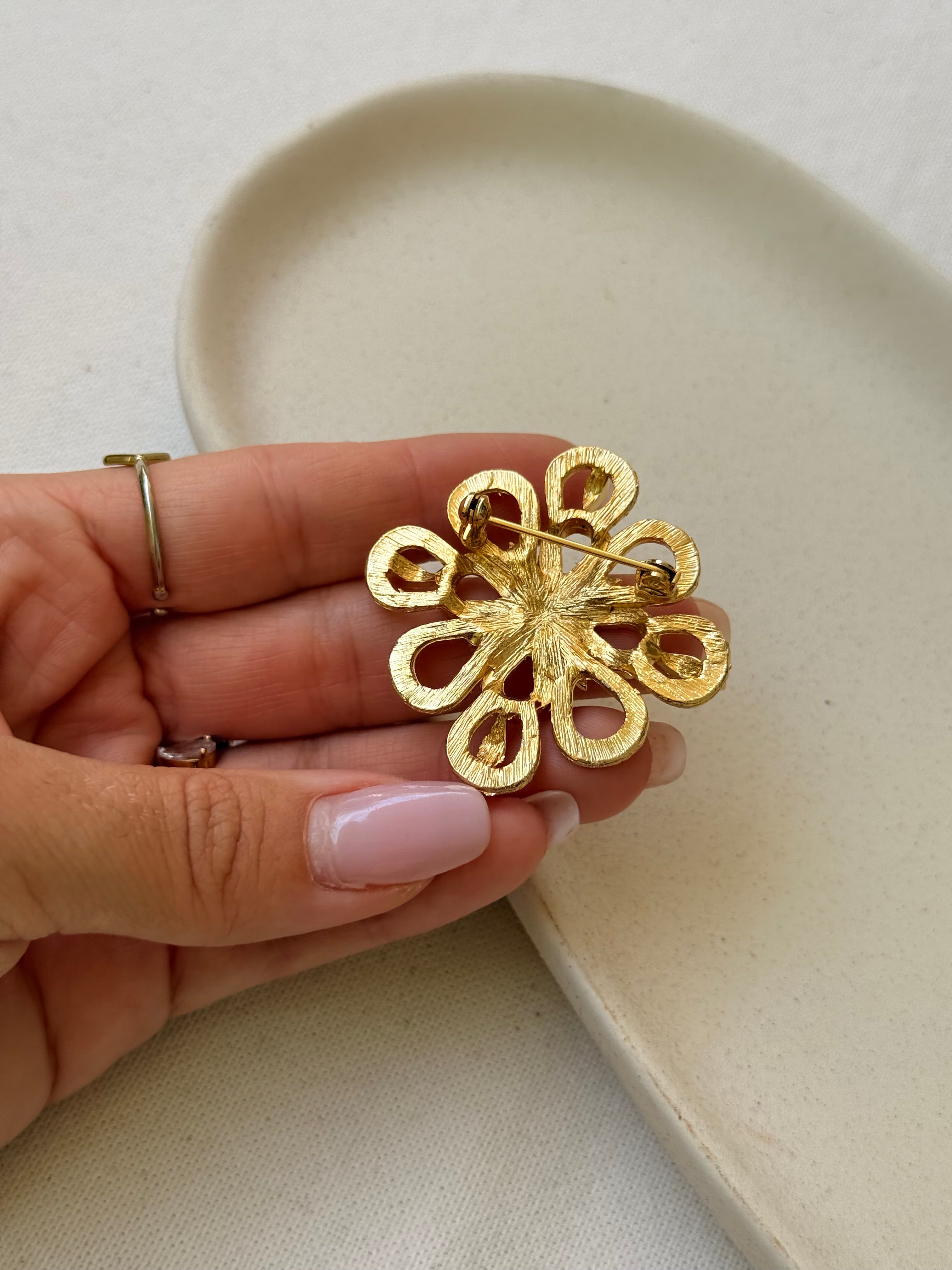 Broche vintage - Fleur stylisée ajourée