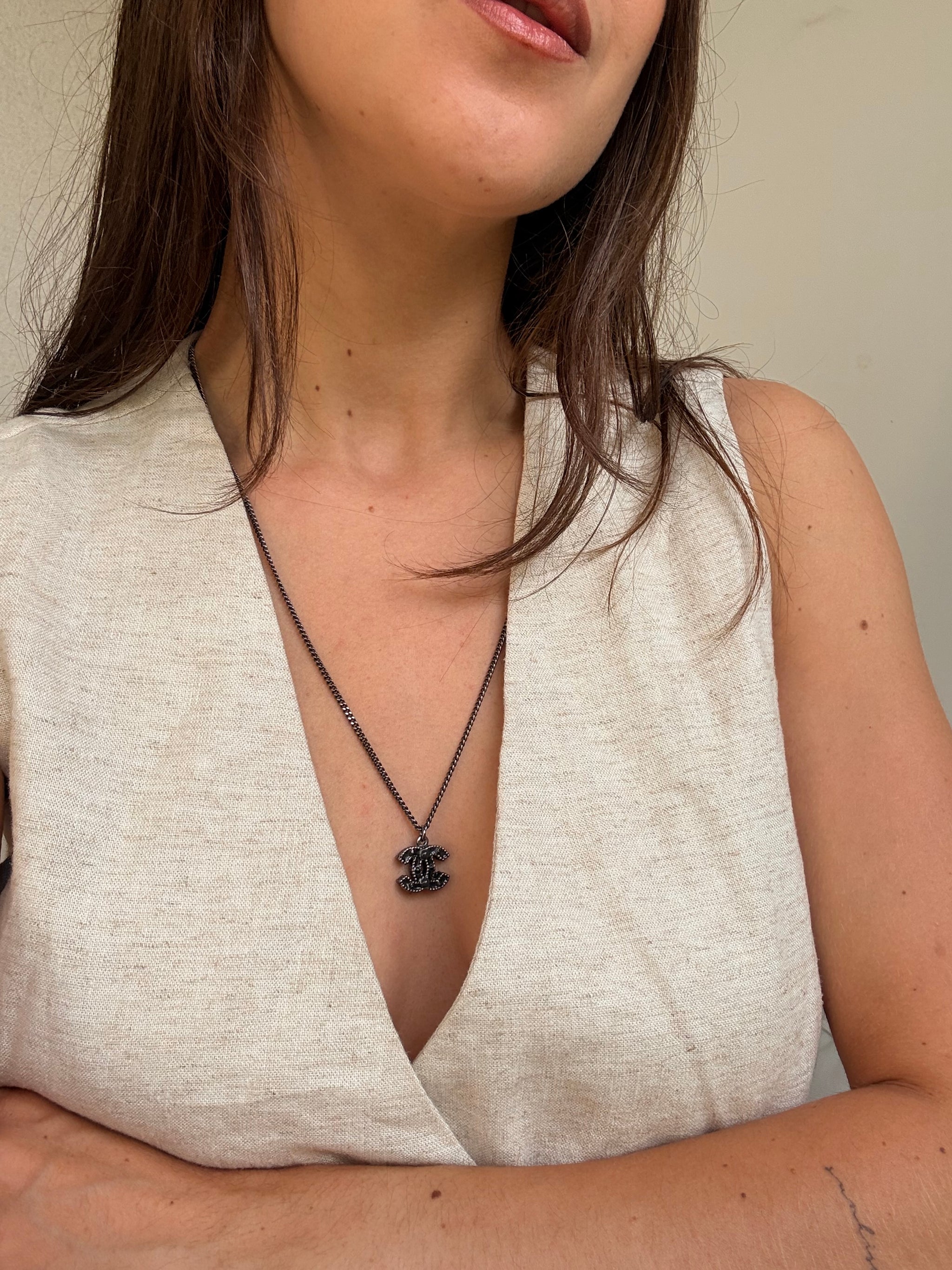 Collier Chanel - Pendentif CC noir