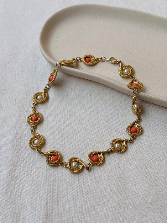 Collier doré vintage - Maillons ornés de perles et cabochons corail