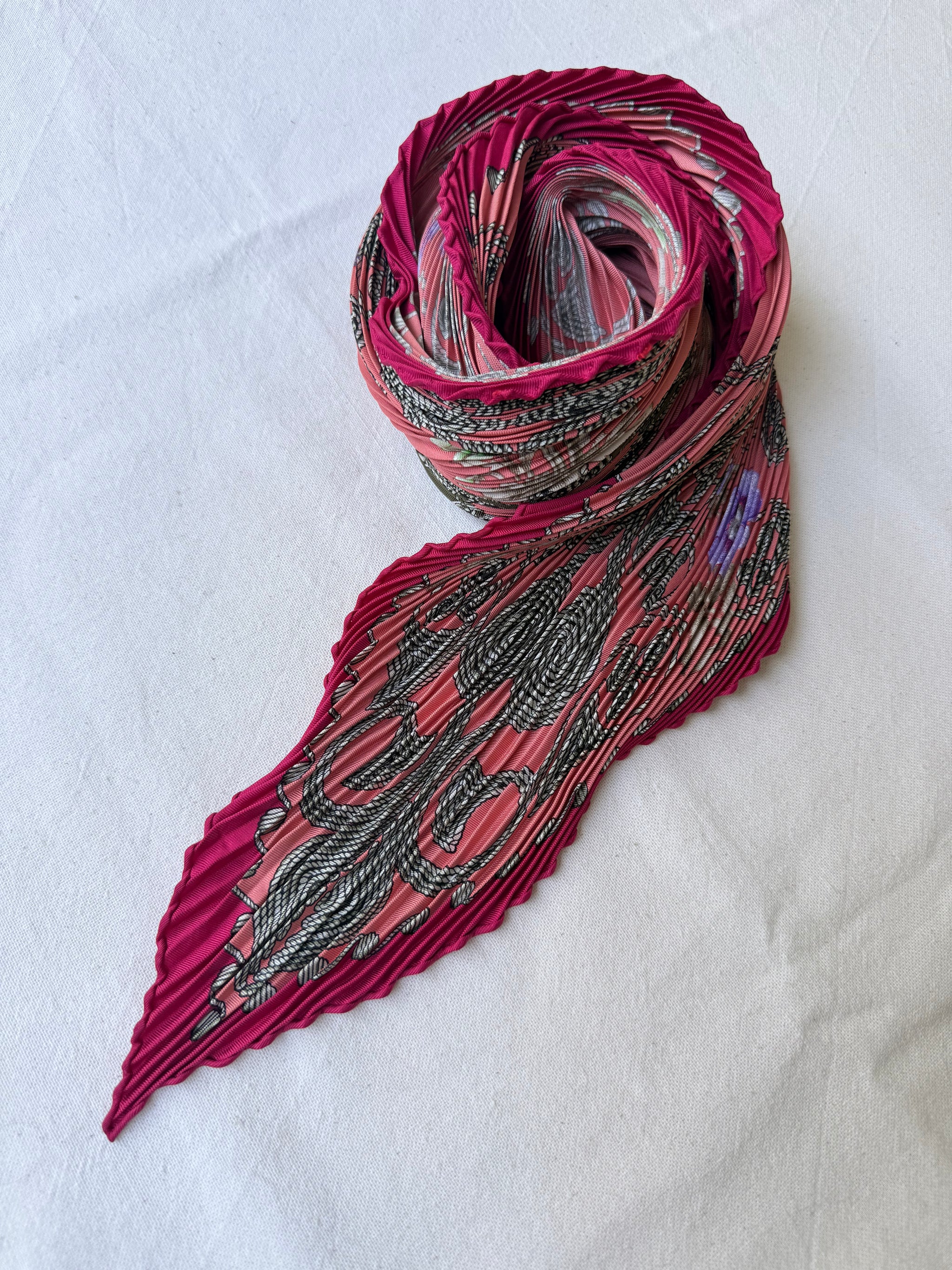 Foulard Hermès plissé – Modèle Arabesques