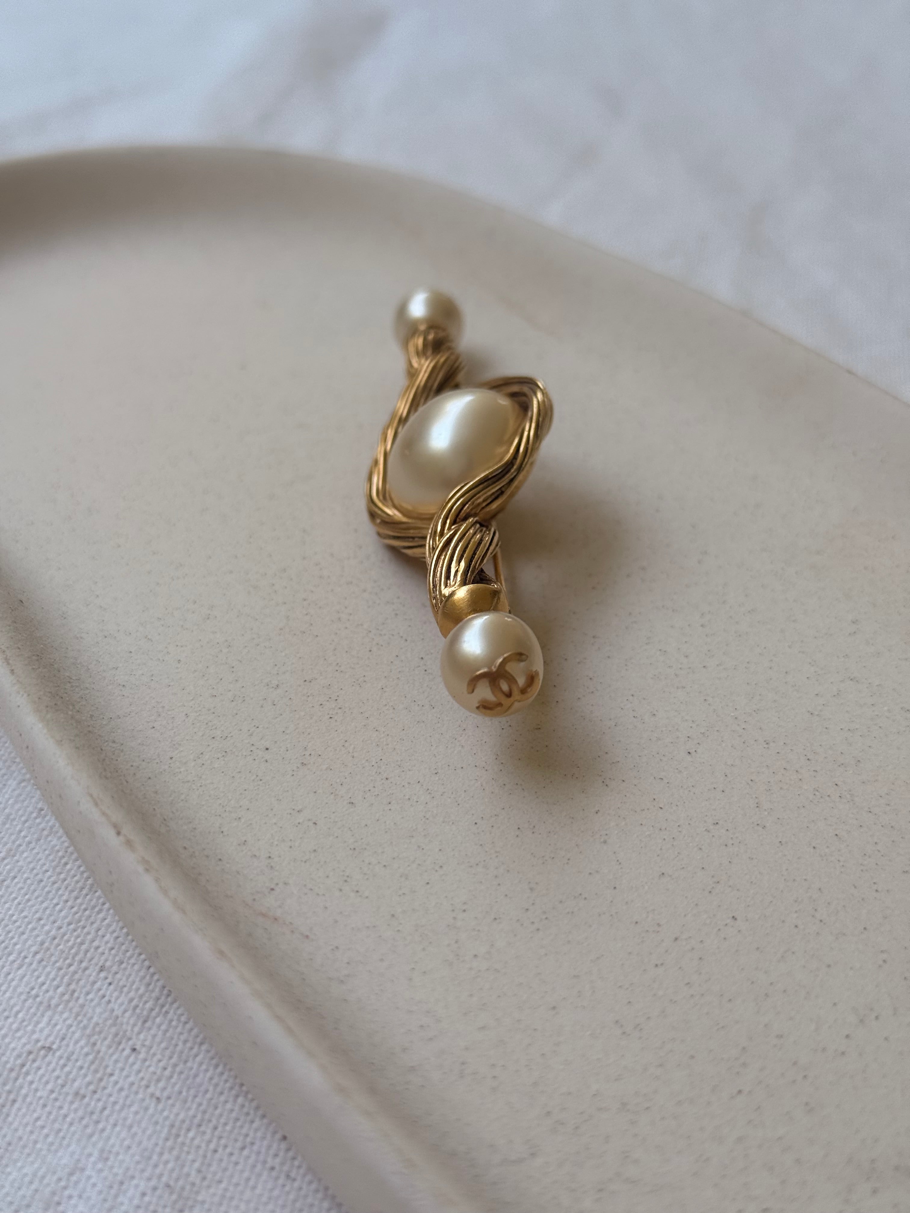 Broche Chanel vintage - Perles et logos CC