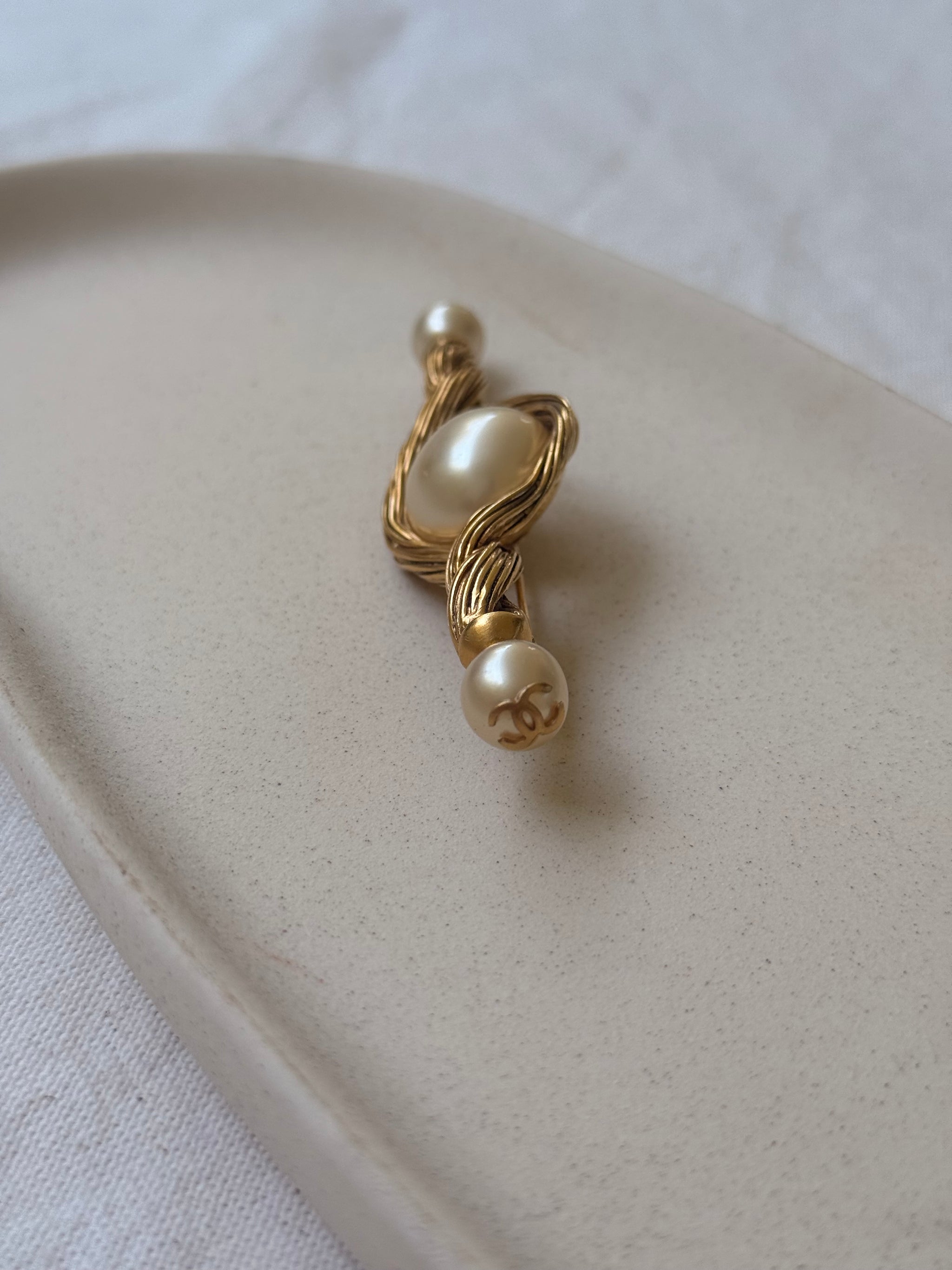 Broche Chanel vintage - Perles et logos CC