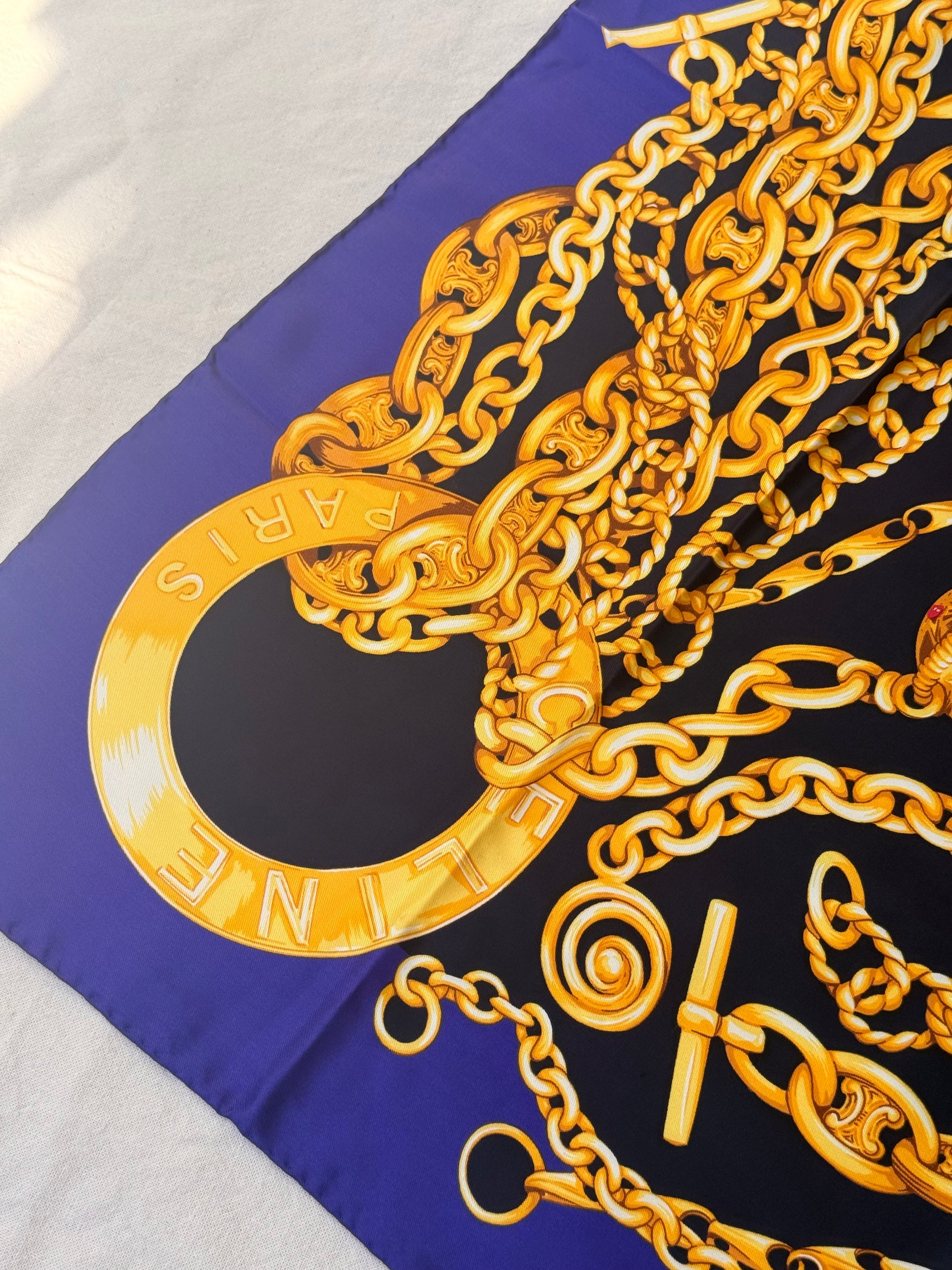Foulard Céline – Chaînes et médaillons dorés