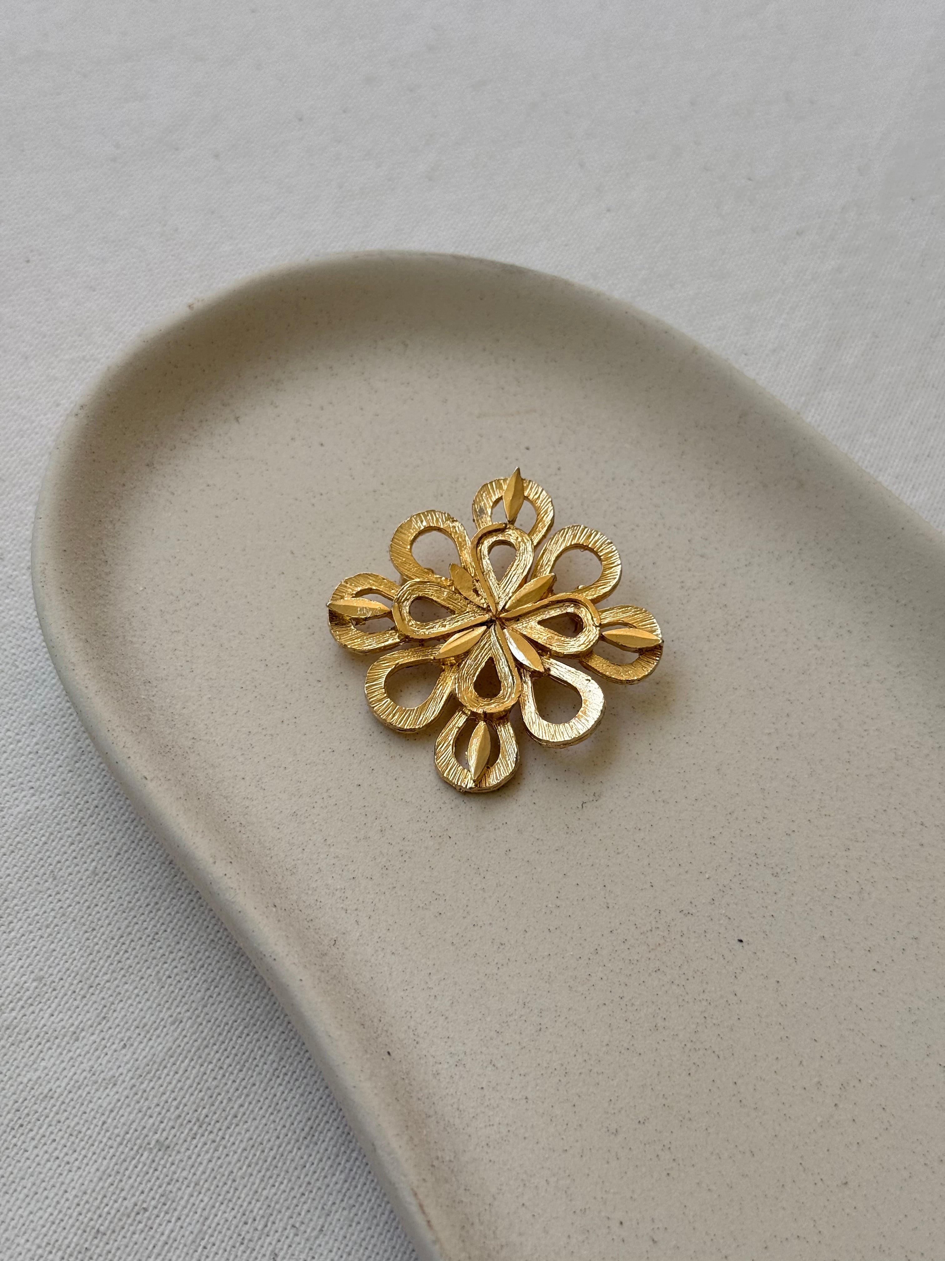 Broche vintage - Fleur stylisée ajourée