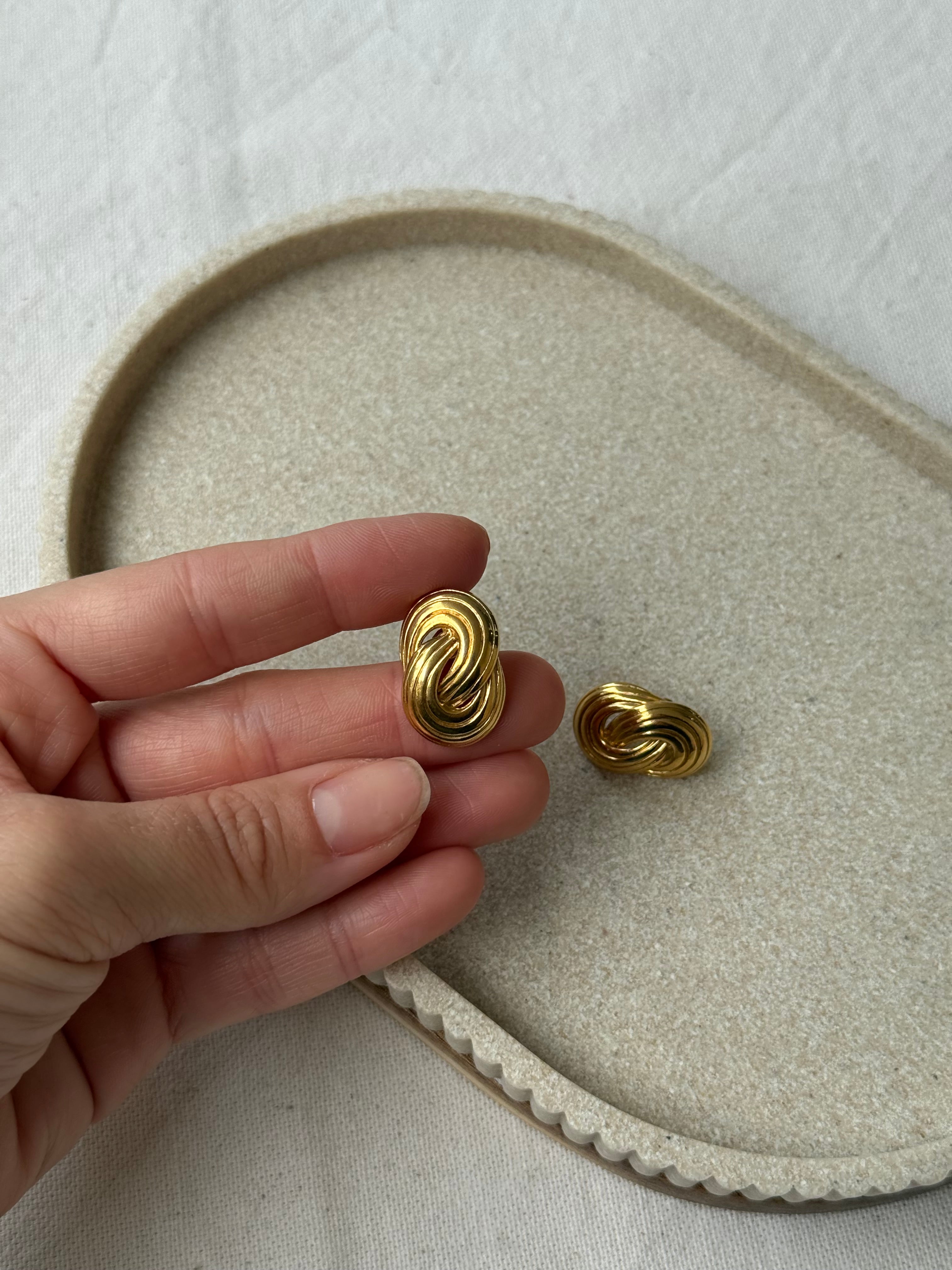 Boucles d'oreilles Napier vintage - Maillons entremêlés dorés (oreilles percées)