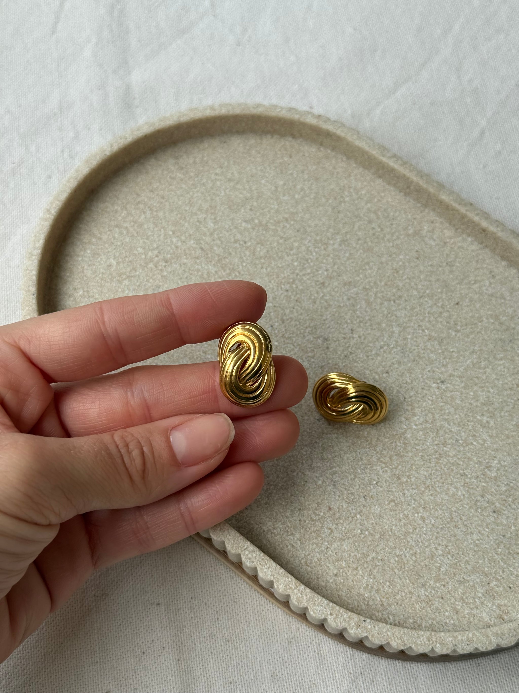 Boucles d'oreilles Napier vintage - Maillons entremêlés dorés (oreilles percées)