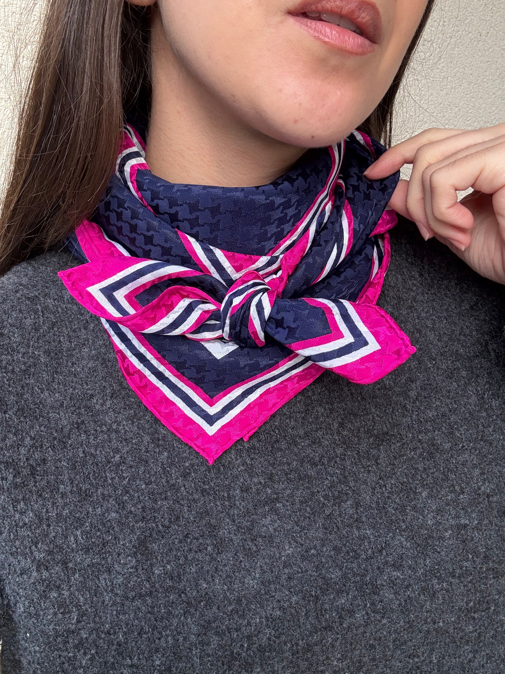 Foulard Yves Saint Laurent – Motifs graphiques