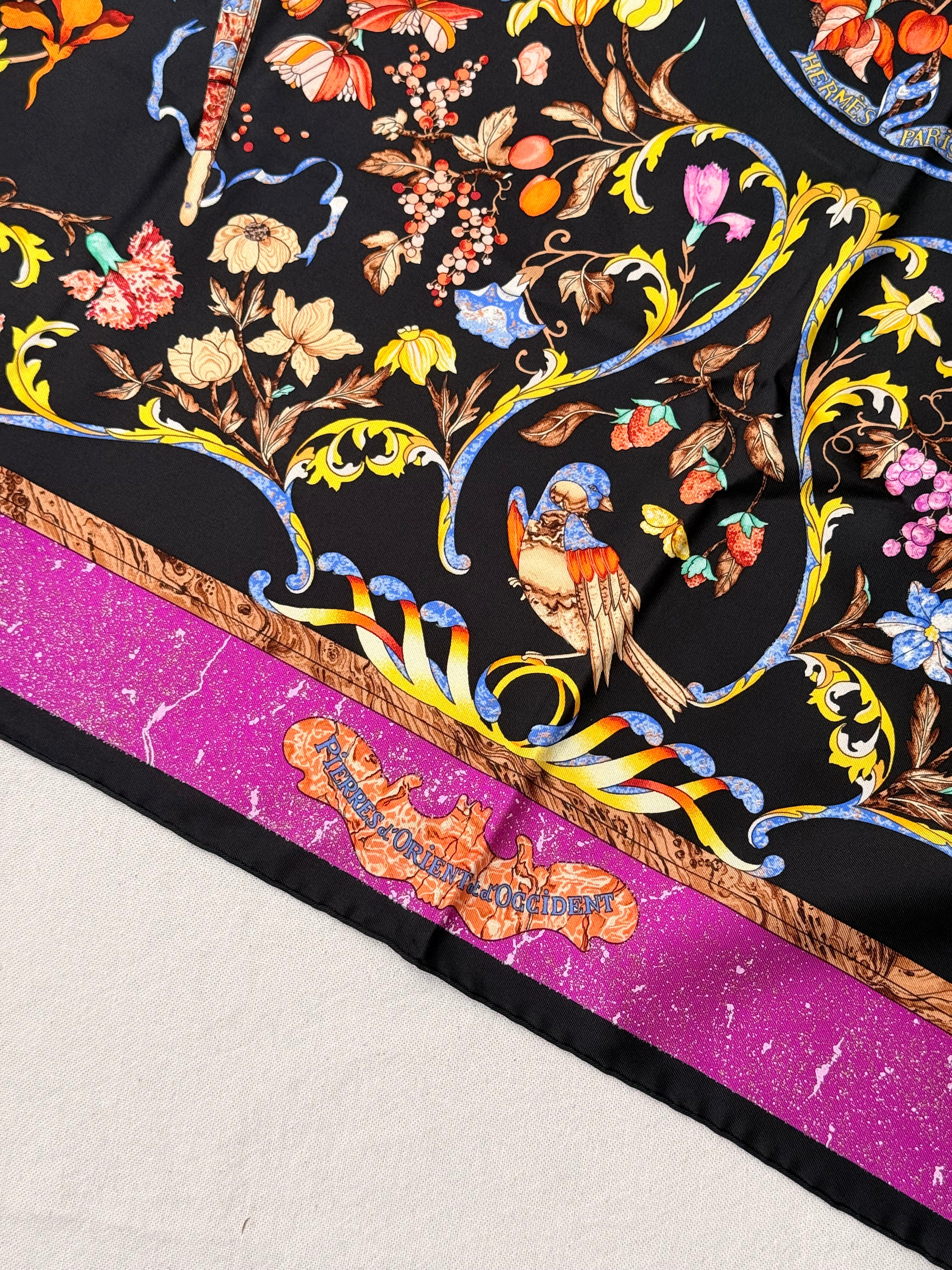 Foulard Hermès – Modèle Pierres d’Orient et d’Occident