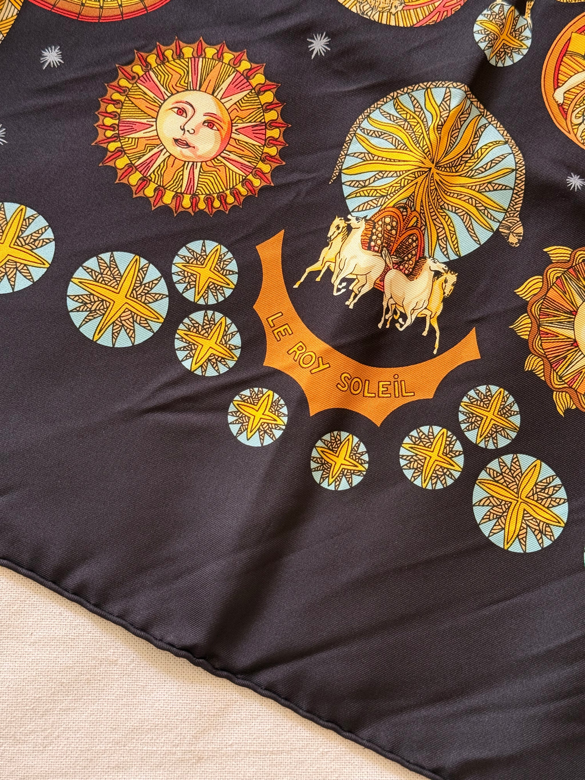 Foulard Hermès – Modèle Le Roy Soleil