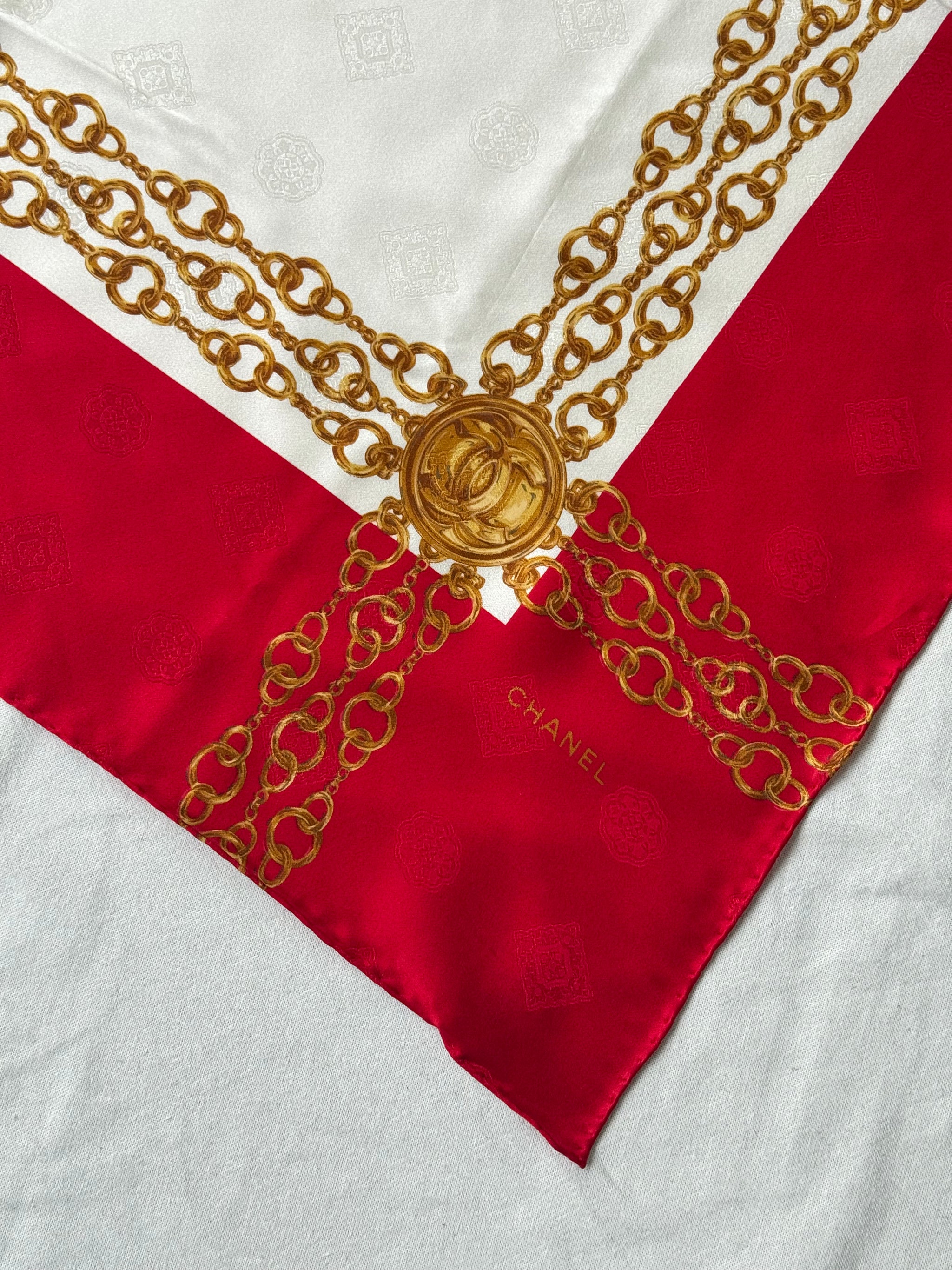 Foulard Chanel - Modèle rouge et blanc avec chaînes dorées