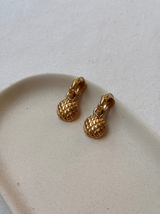 Boucles d’oreilles vintage - Pendantes matelassées dorées