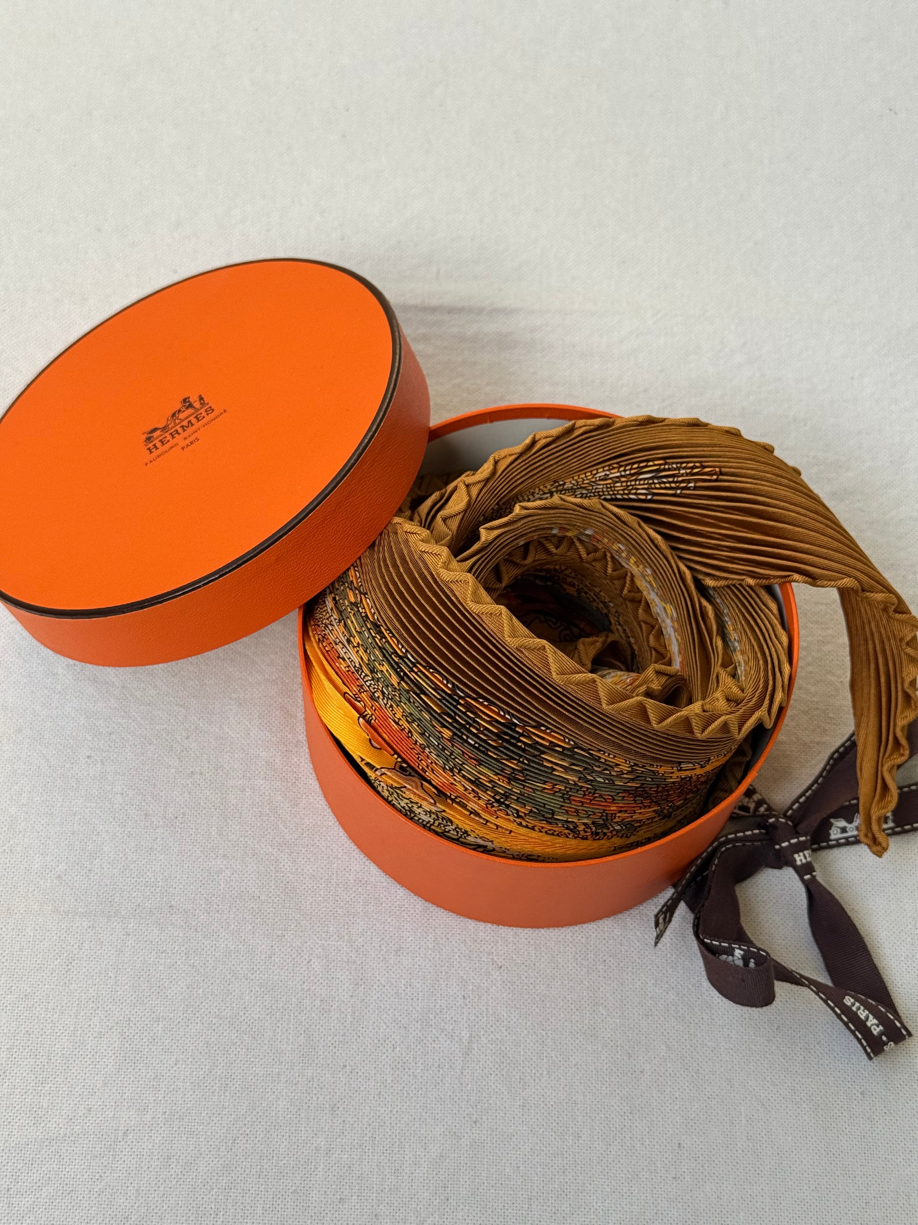 Foulard Hermès plissé – Modèle L’Art des Steppes