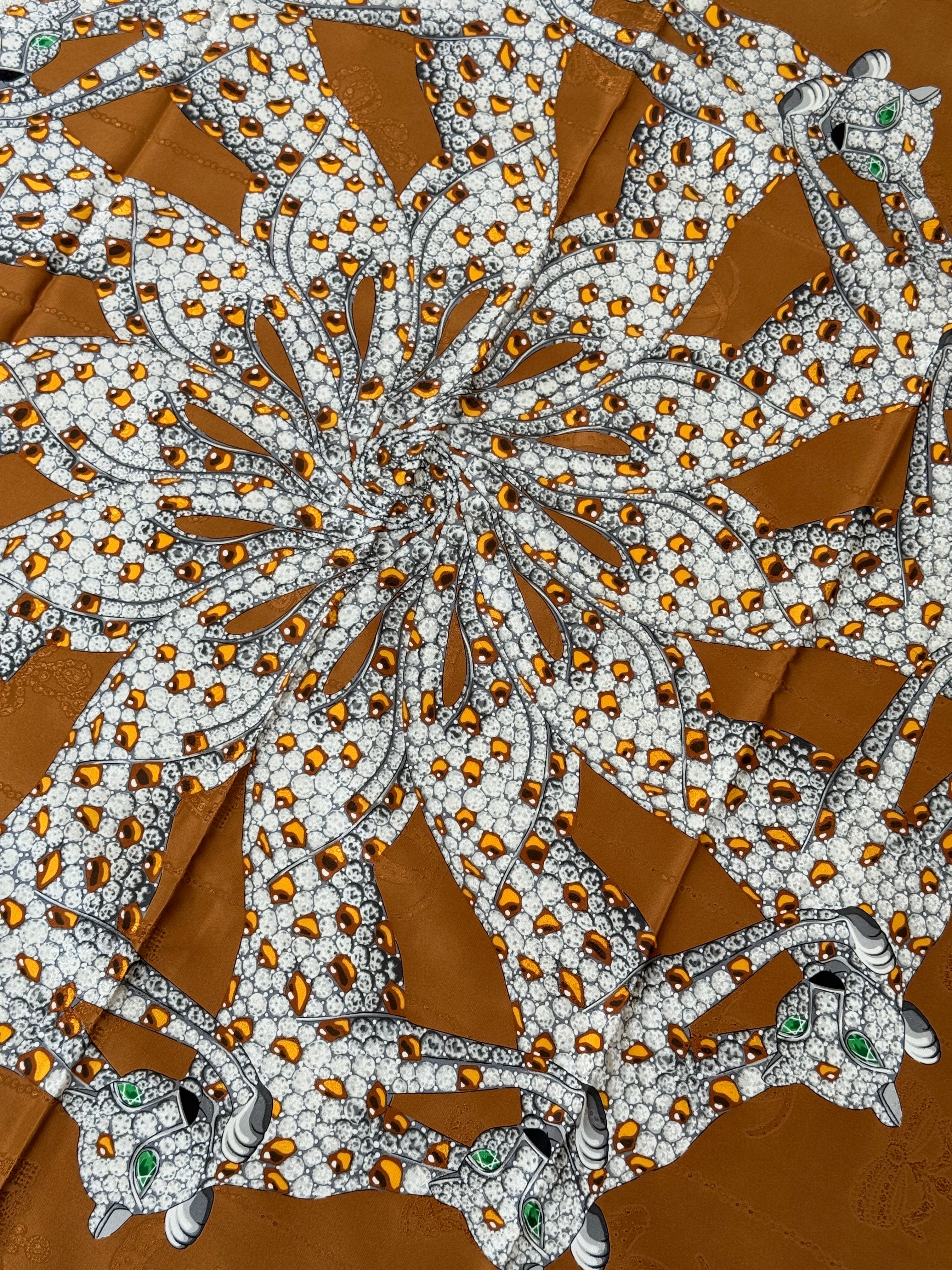 Foulard Cartier – Motif panthère et bijouterie camel